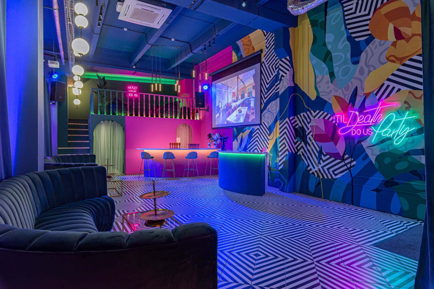 Яркое освещение в лофте Мира