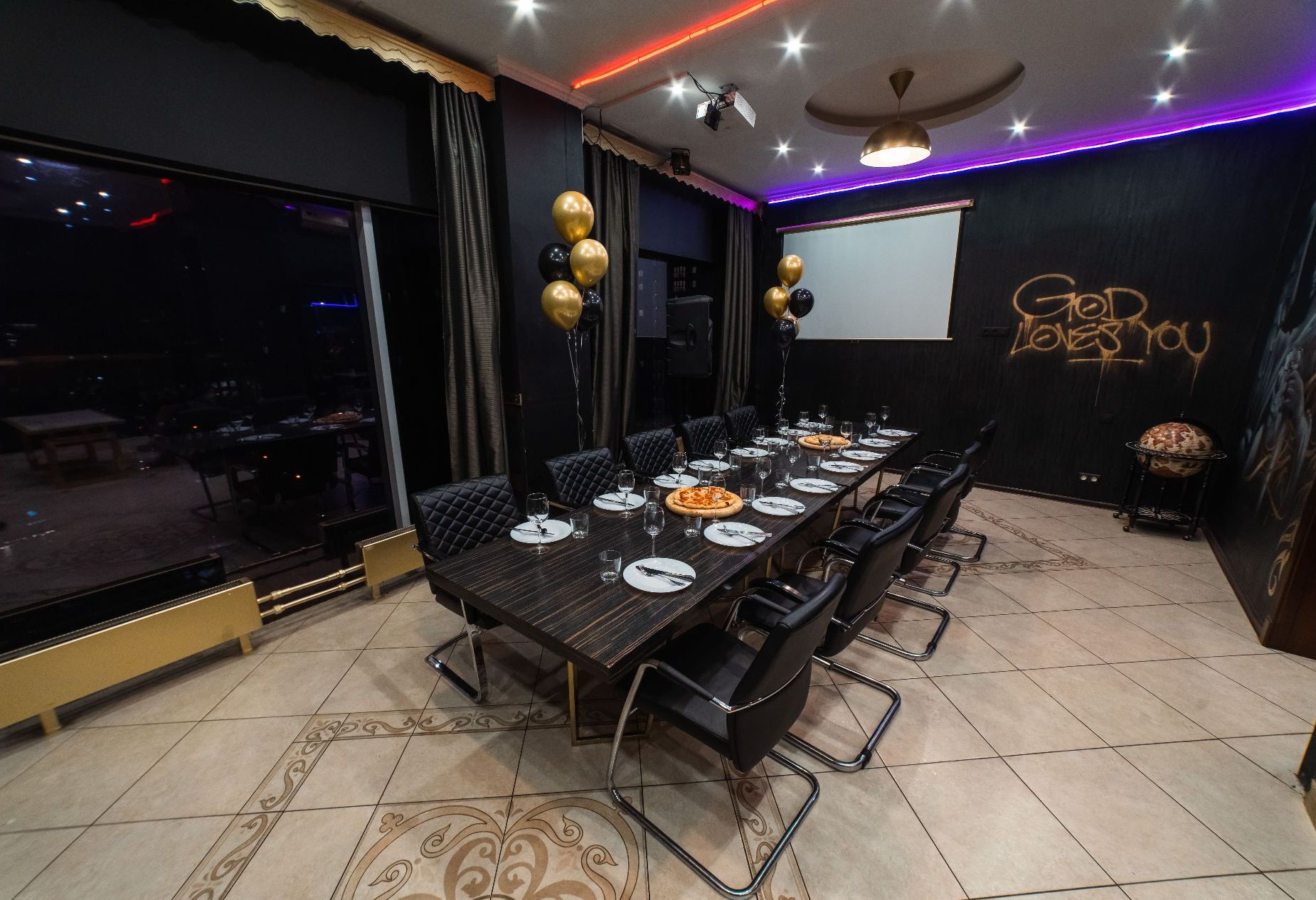 Стильный лофт с панорамными окнами и видом на Москву