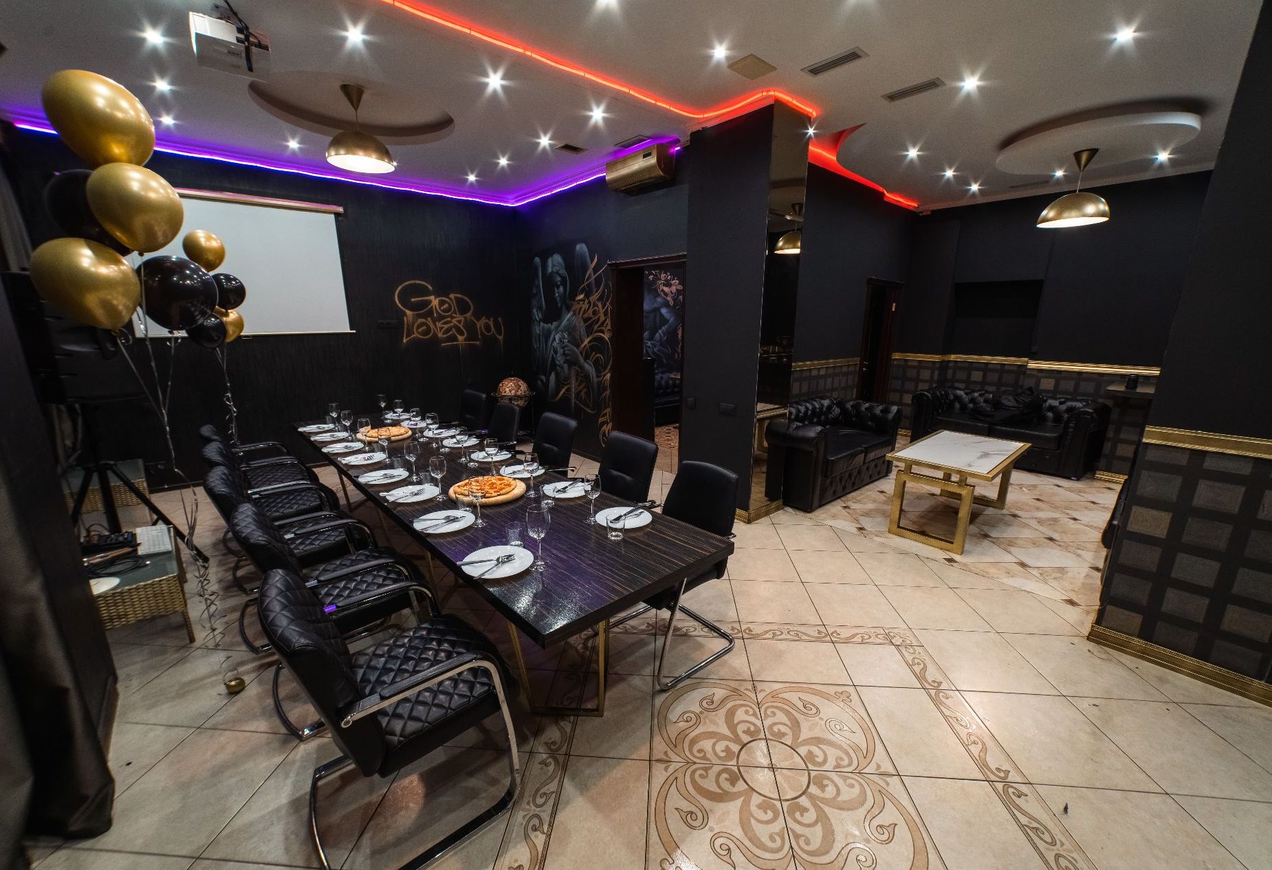 Лаунж зона в лофте с панорамными окнами