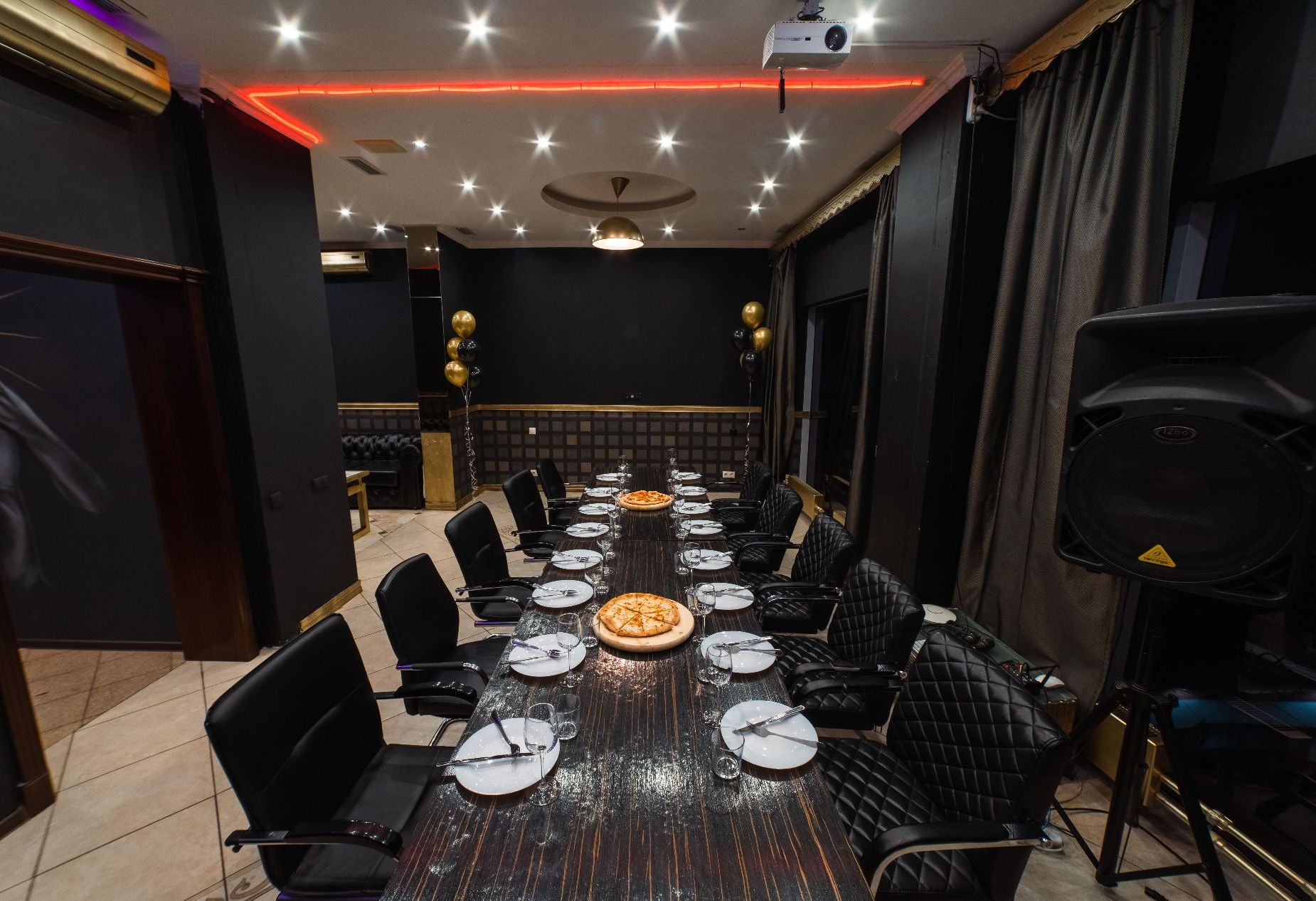 Обустроенная веранда на крыше лофта