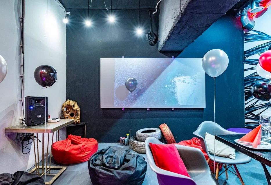 Проектор в лофте для мероприятий