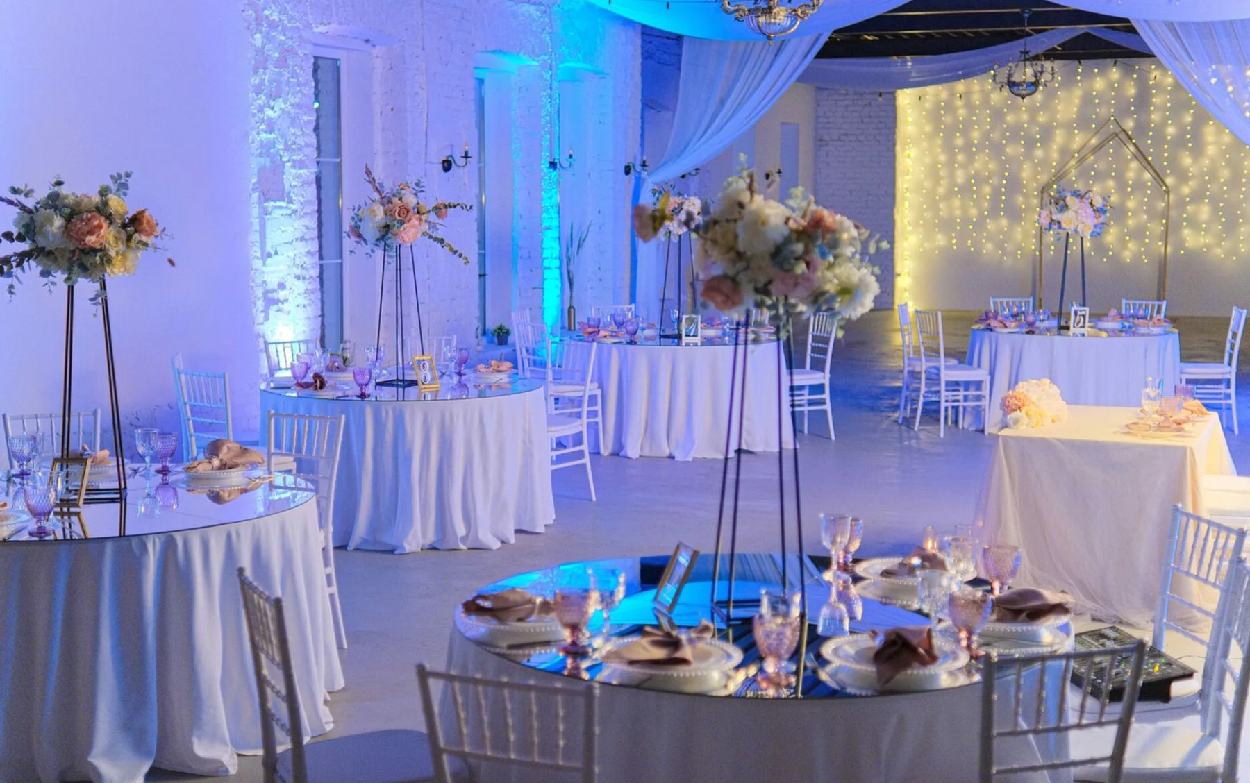 Банкетный зал в стиле лофт с высокими окнами