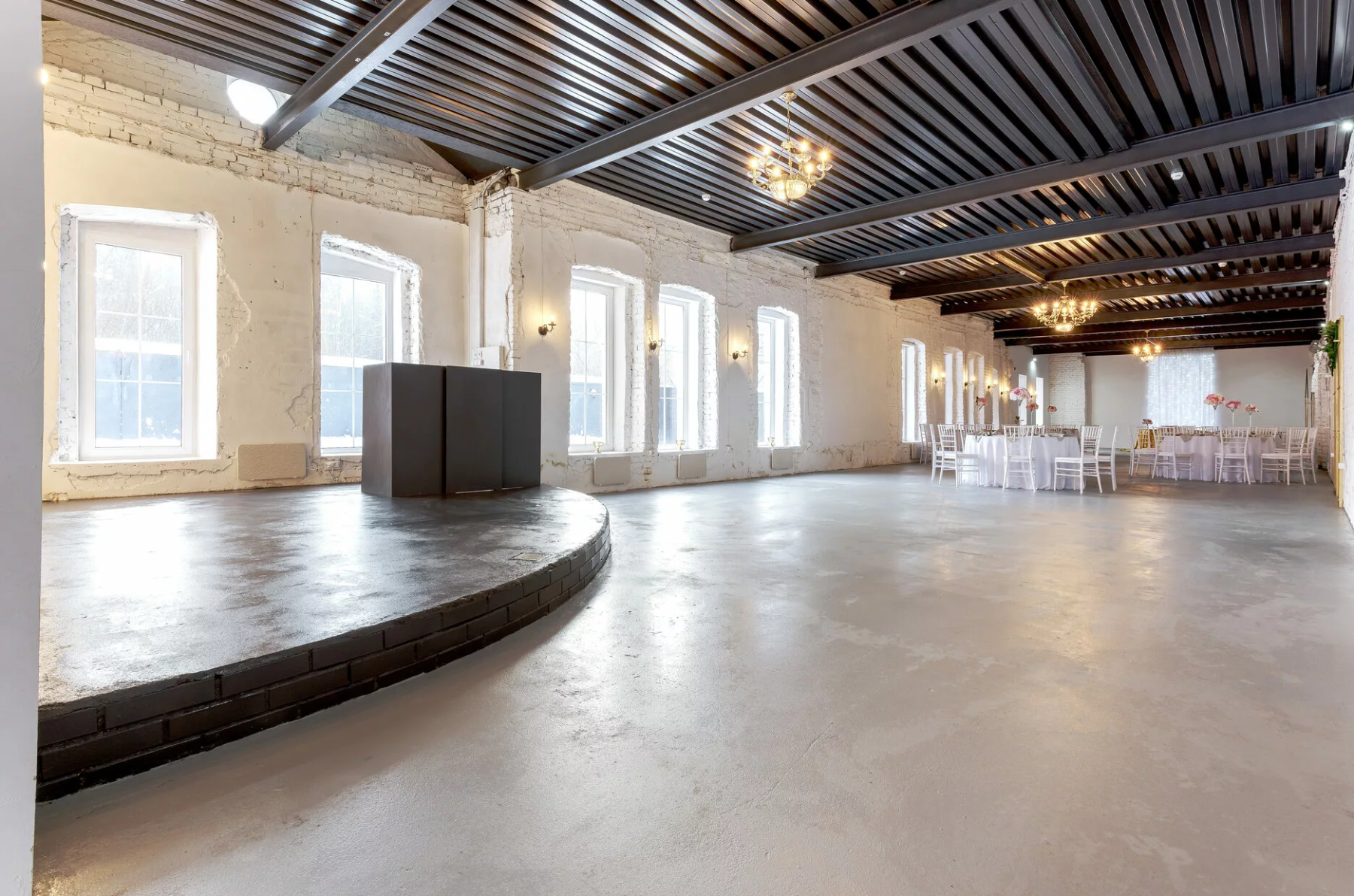 Сцена в банкетном зале для мероприятий