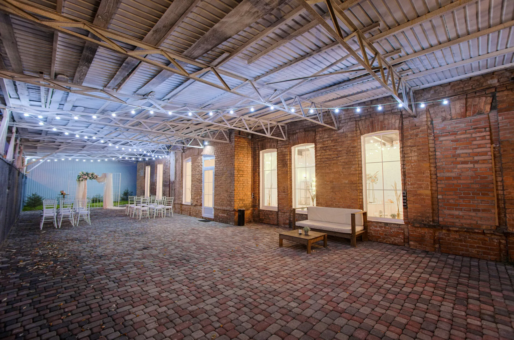 Банкетный зал с елегантными стульями и круглым столом