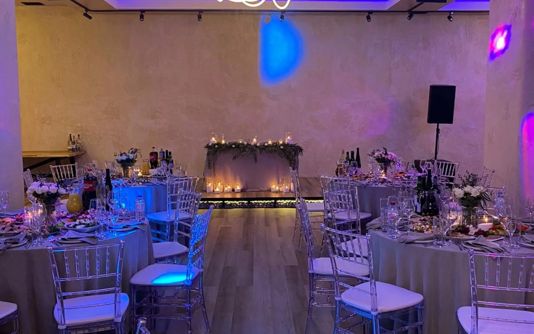 Интерьер банкетного зала с камином