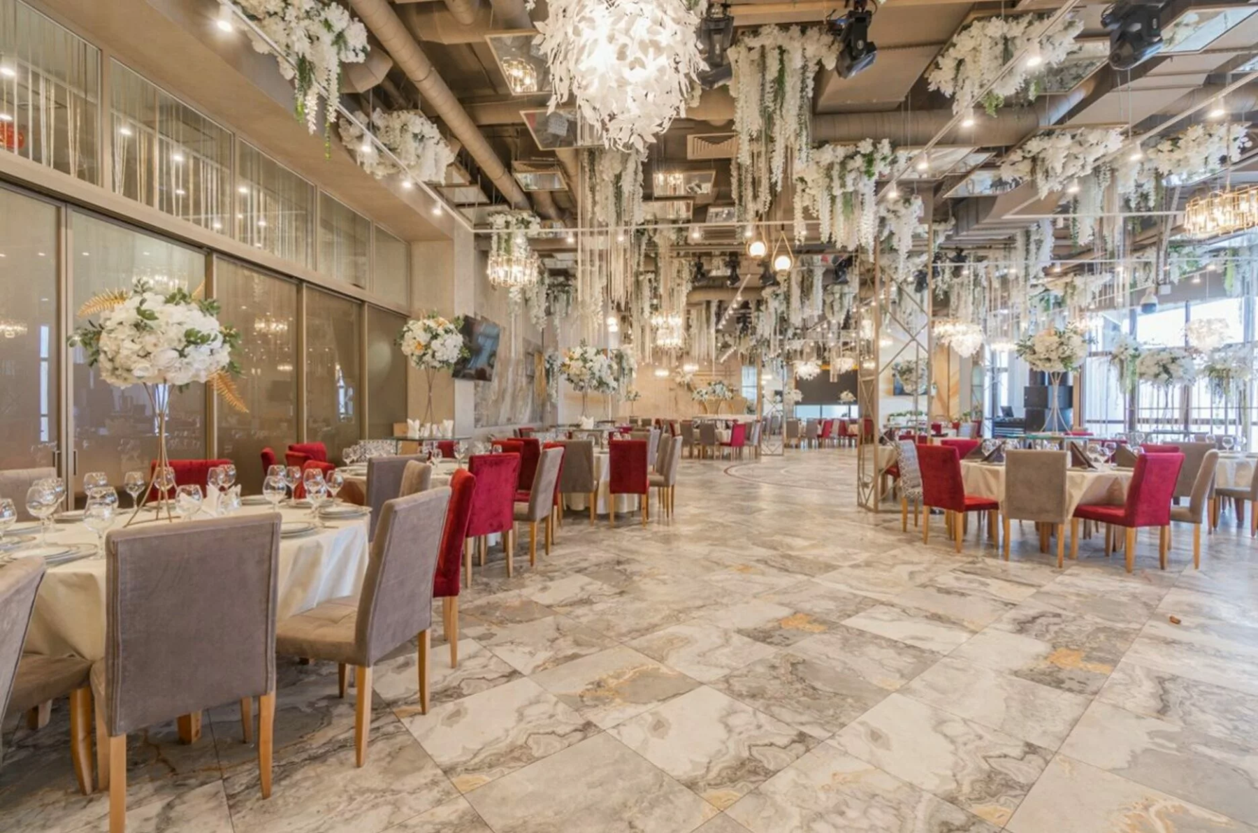 Стильный интерьер банкетного зала Эйфория