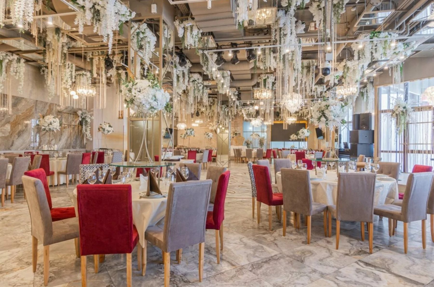 Зона для танцев в банкетном зале Эйфория