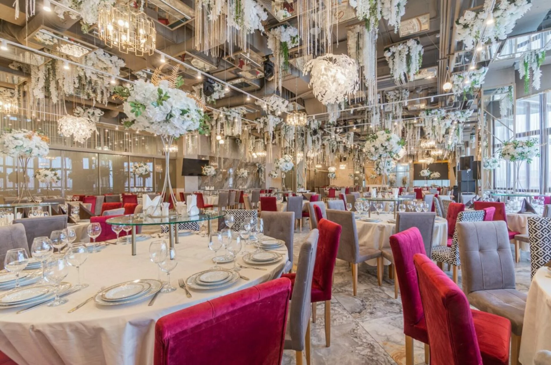 Сцена и барная стойка в банкетном зале Эйфория