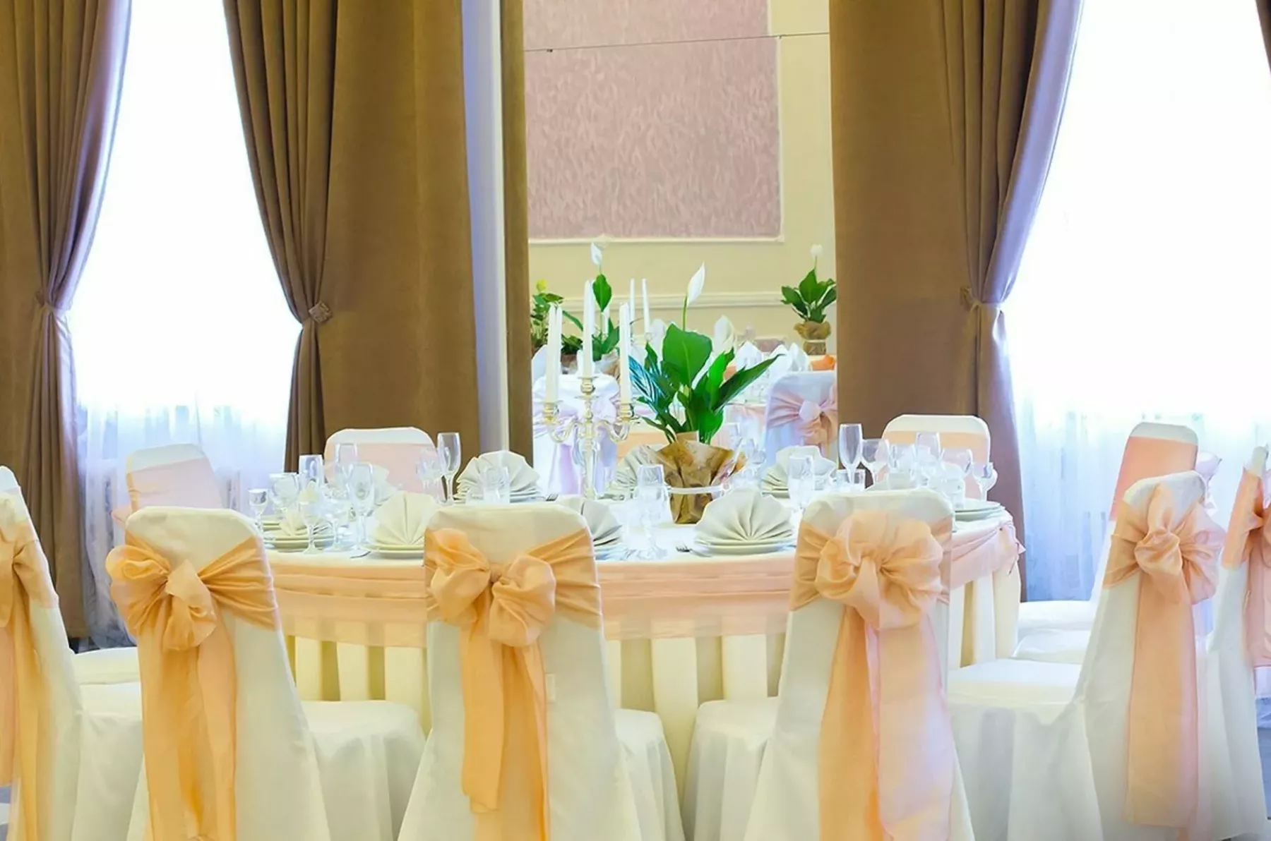 Сцена и танцпол в банкетном зале Тиара