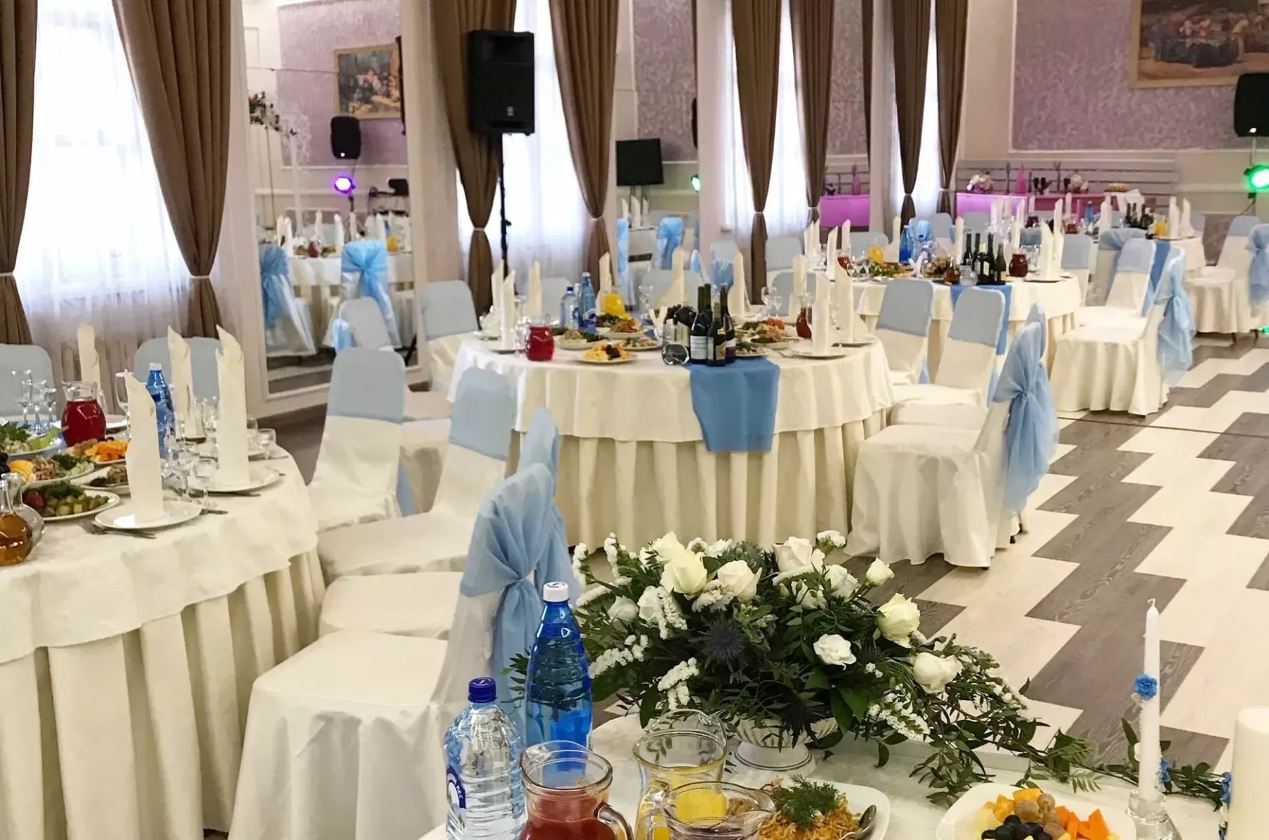 Стильное оформление банкетного зала Тиара
