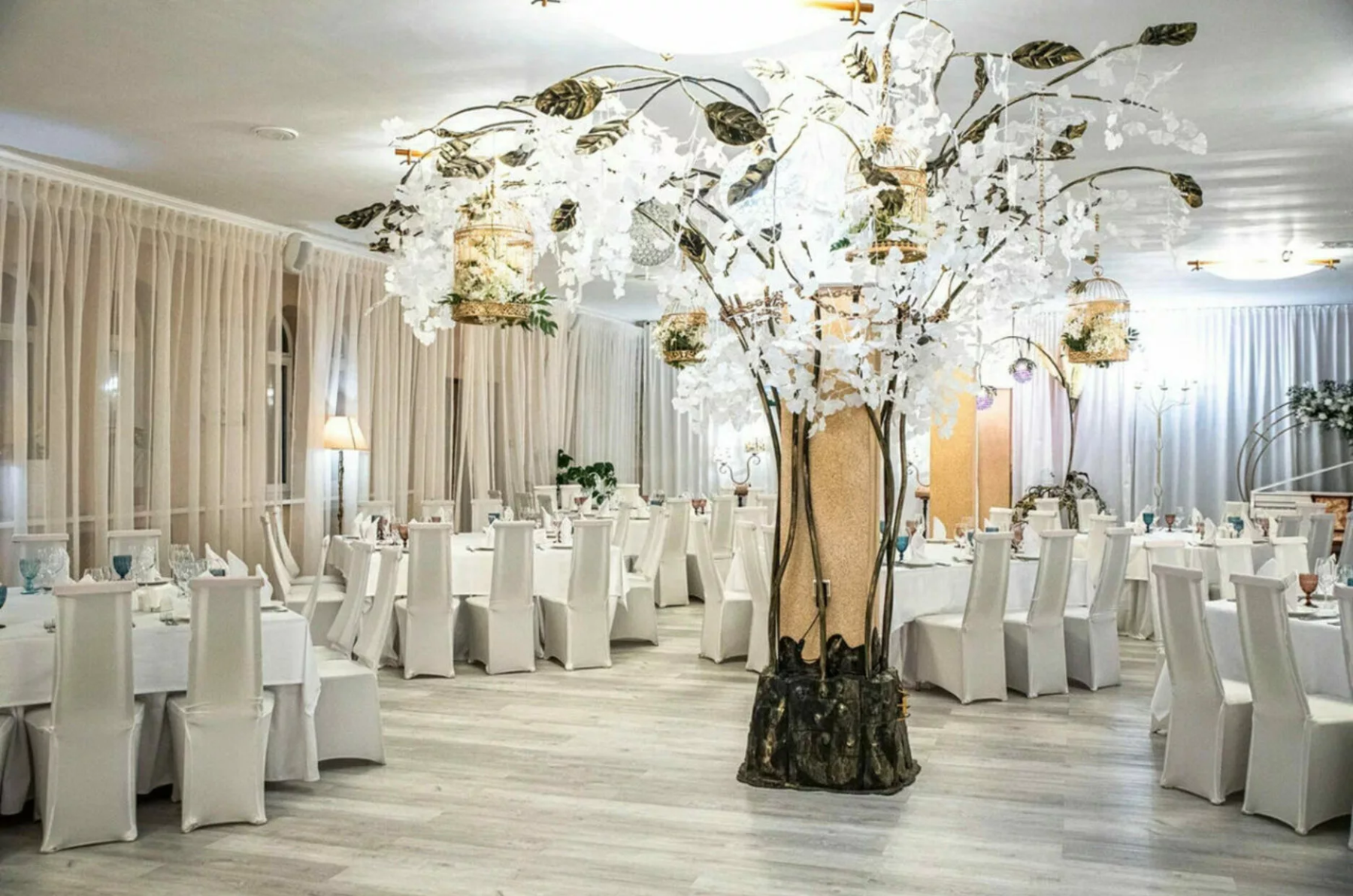 Стильный банкетный зал Parrots - оборудование