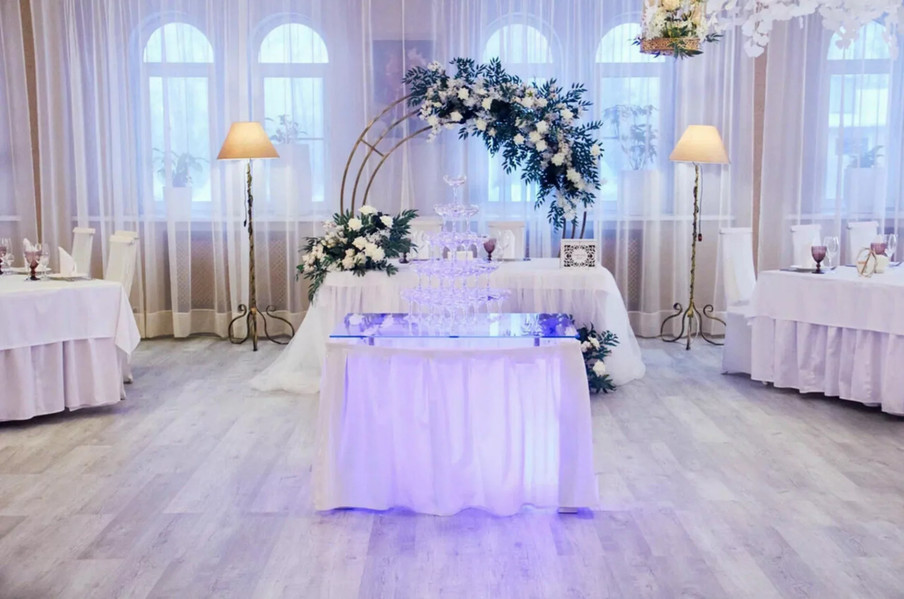 Праздничная атмосфера в банкетном зале Parrots