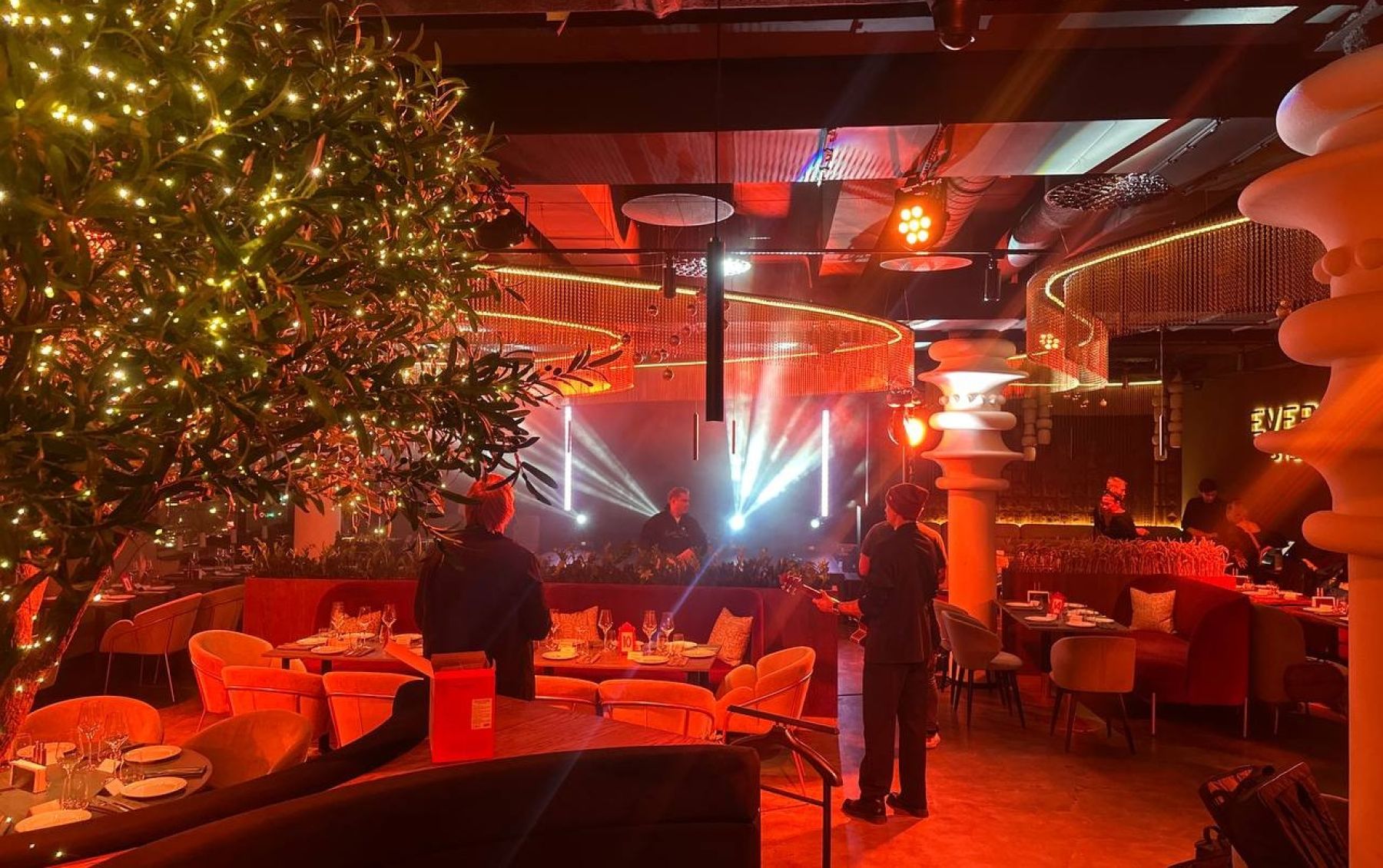 Интерьер ресторана Everest Siberia