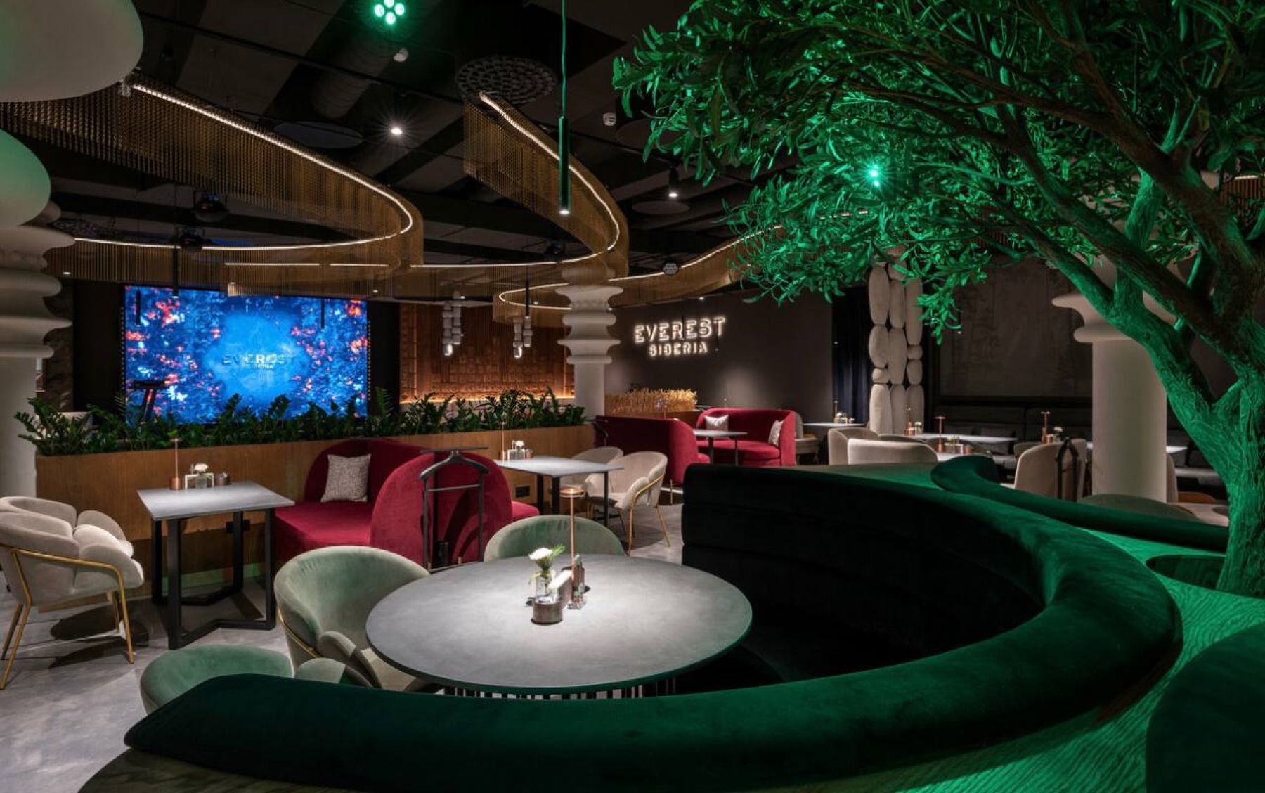 Комфортная обстановка в ресторане Everest Siberia