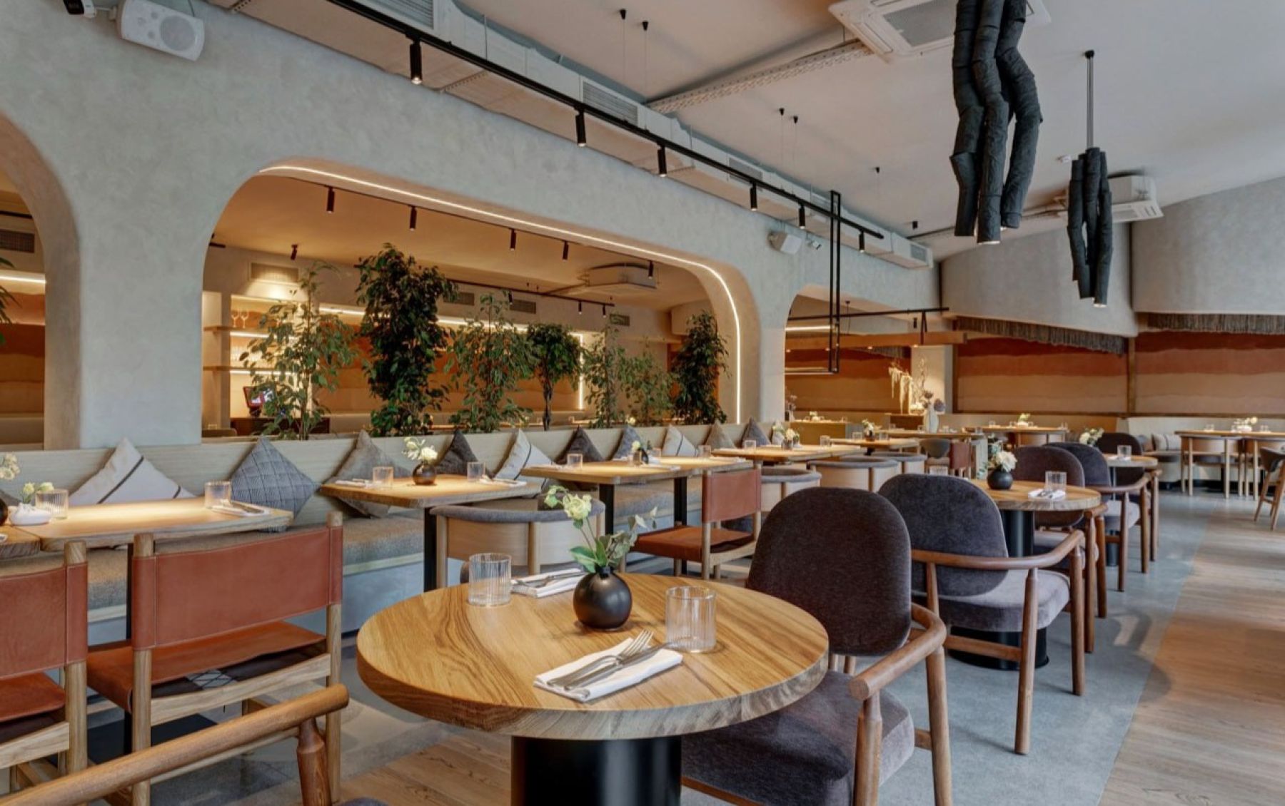 Интерьер ресторана ULLU с этническими мотивами и дровяной печью