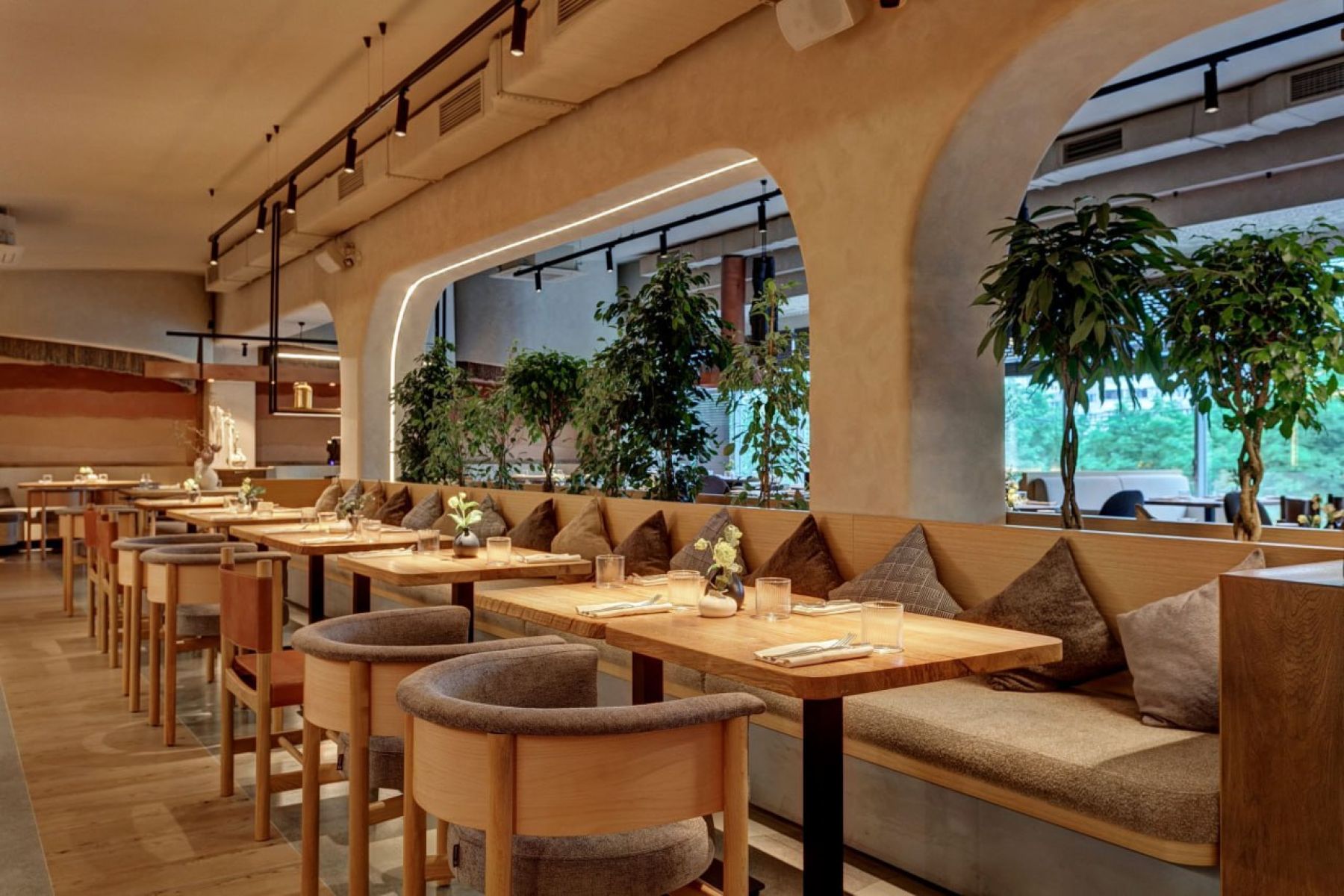 Стол с кавказскими блюдами в ресторане ULLU