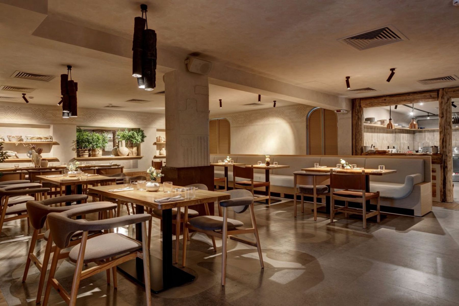 Открытая кухня ресторана ULLU, где гости могут наблюдать за процессом приготовления