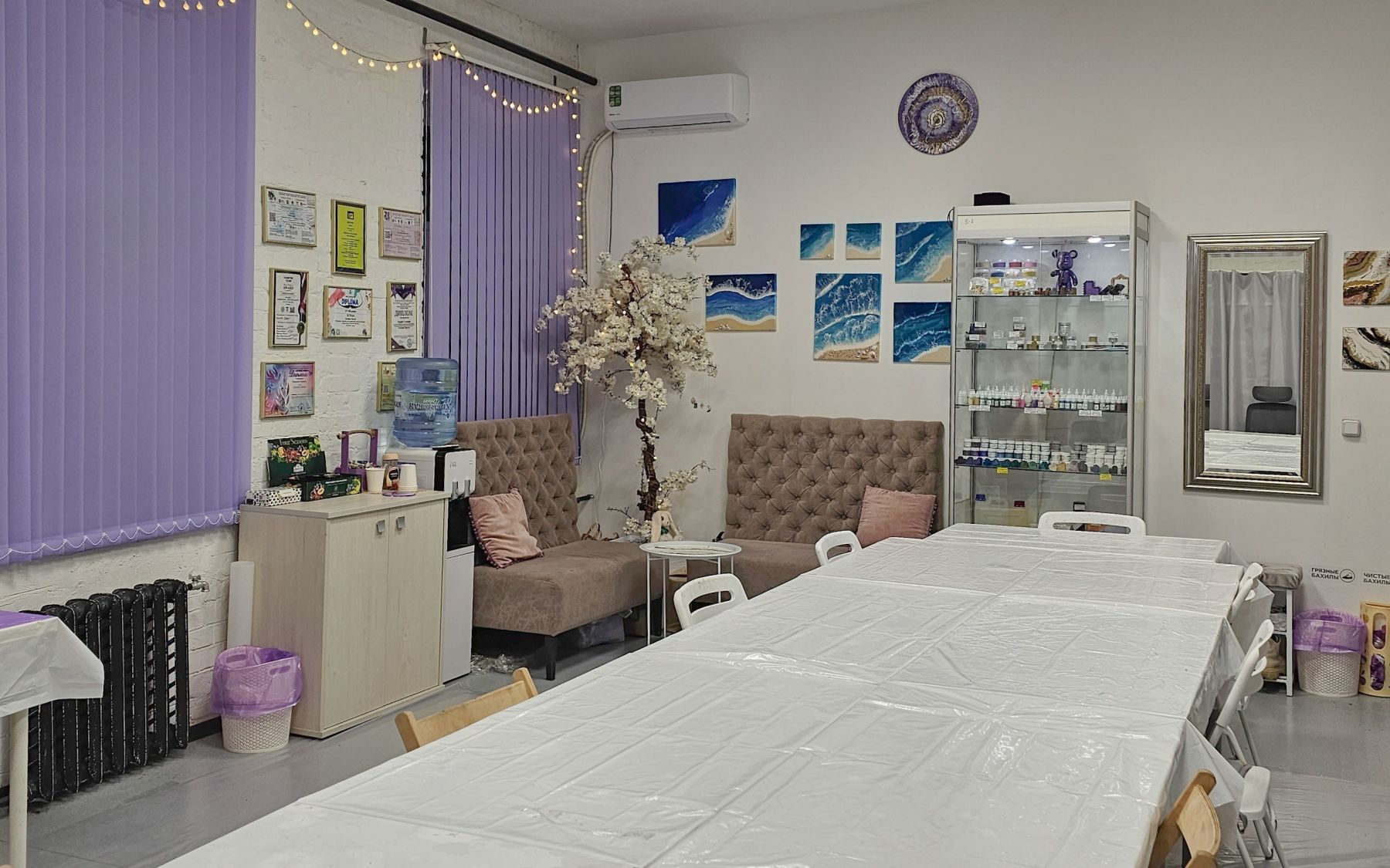 Арт-пространство с лавандовыми тонами и высокими потолками