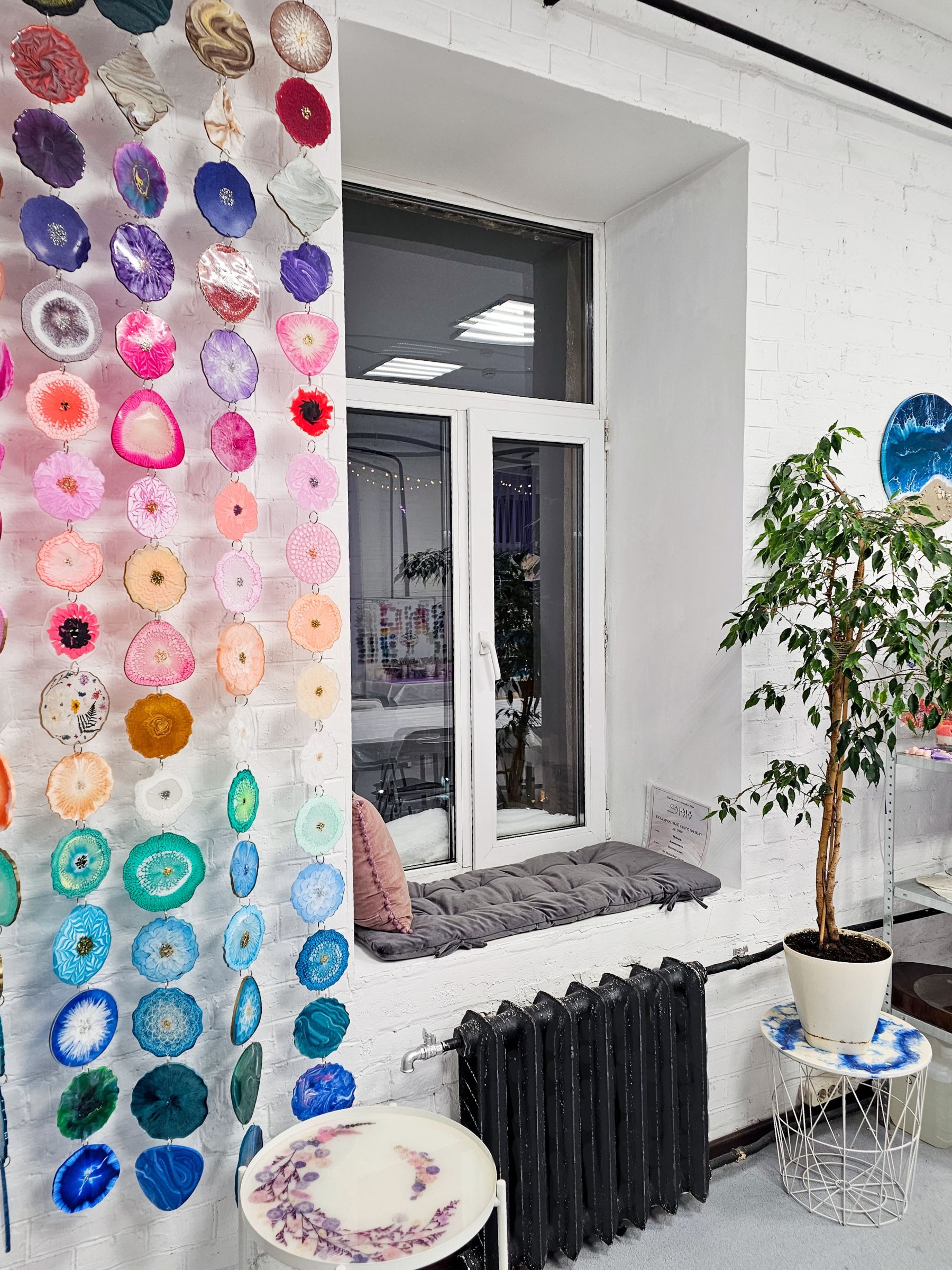 Интерьер арт-пространства с удобной мебелью