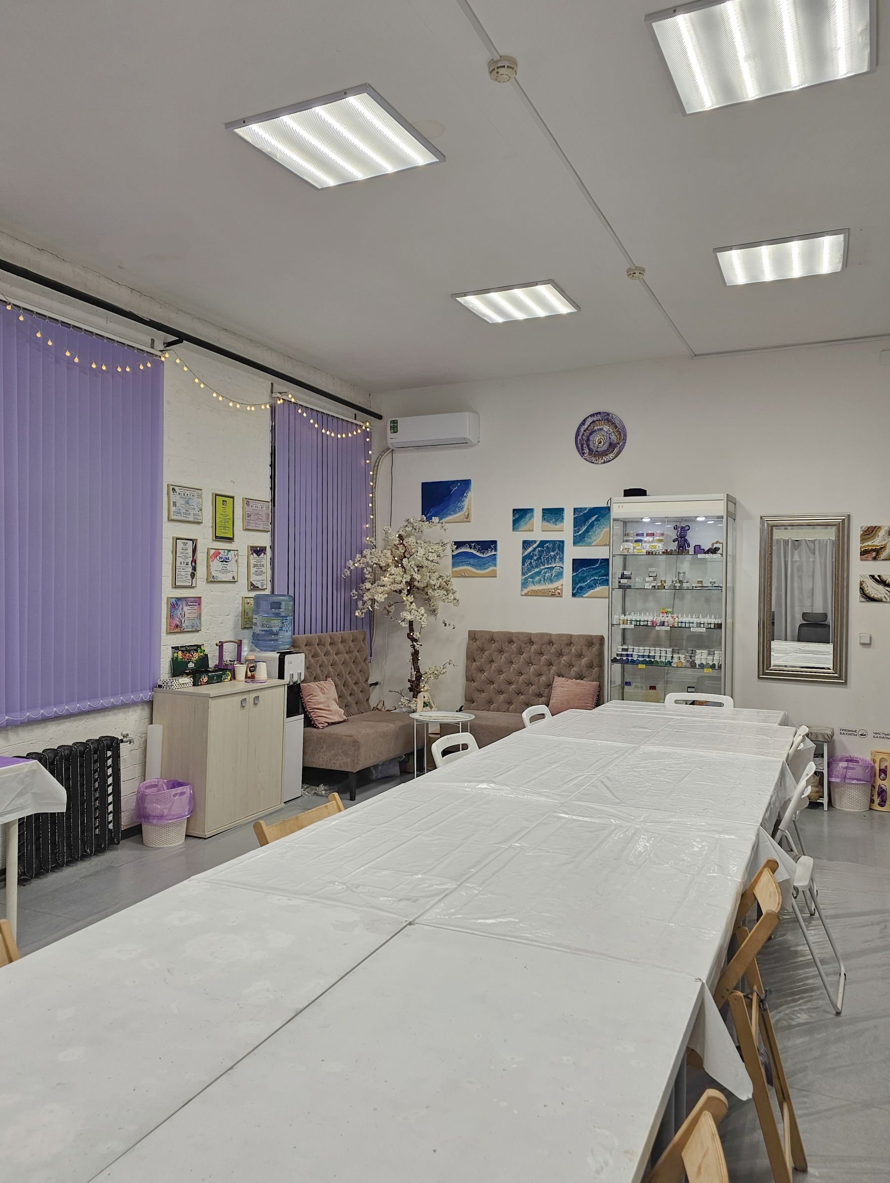 Зона отдыха в арт-пространстве с диванами и журнальными столиками