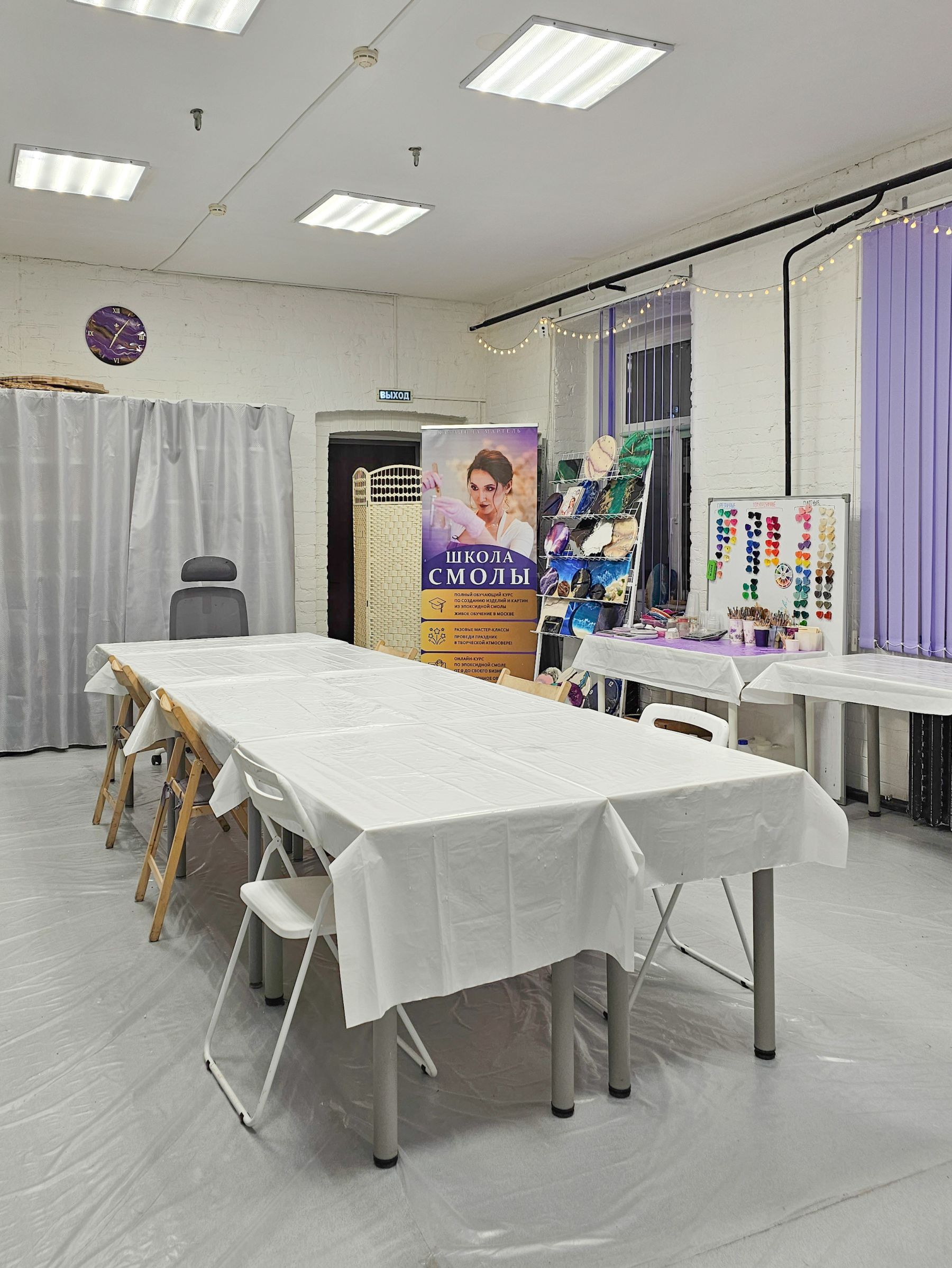 Интерьер арт-пространства с высокими потолками