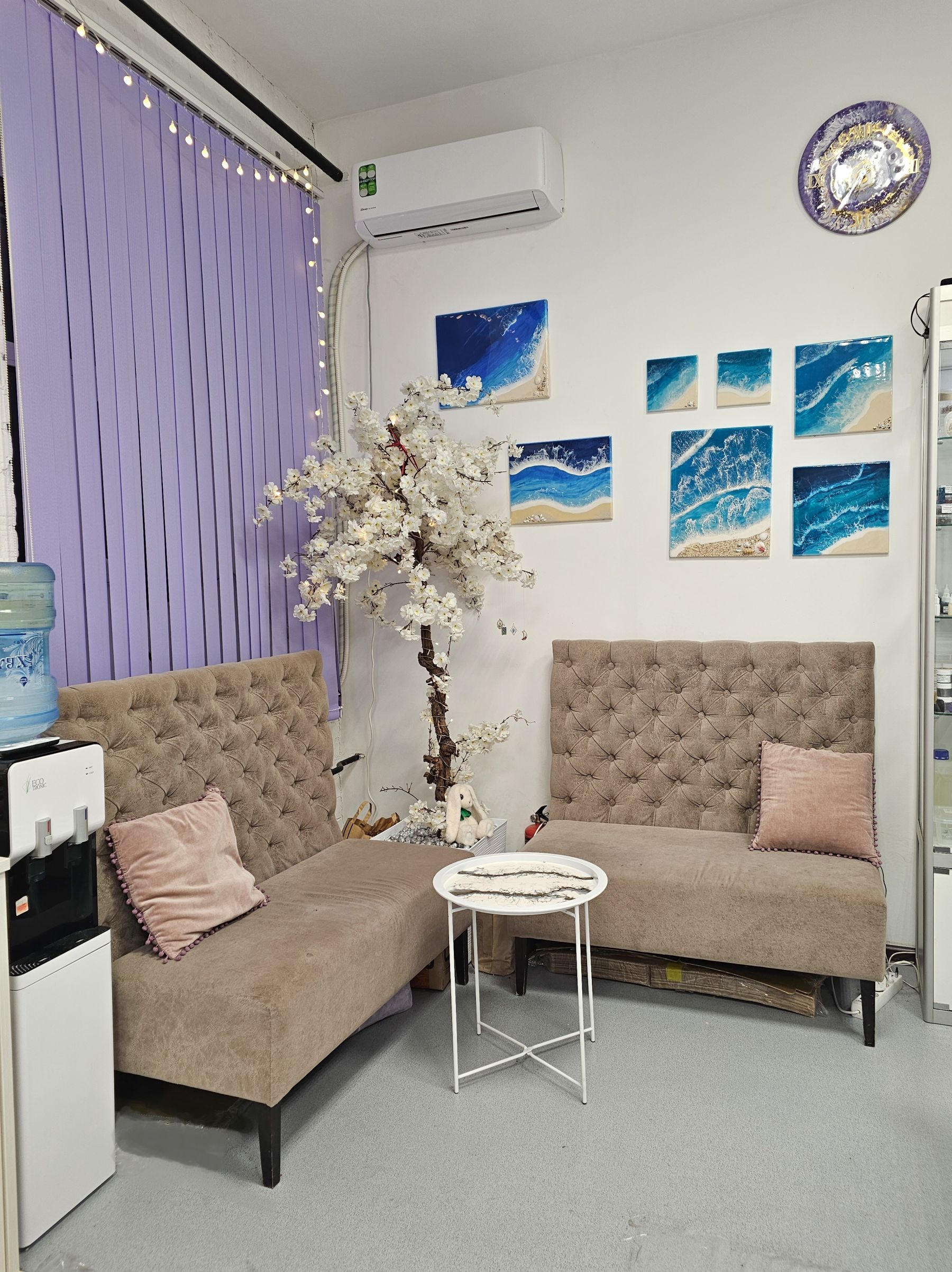 Интерьер арт-пространства с высокими потолками