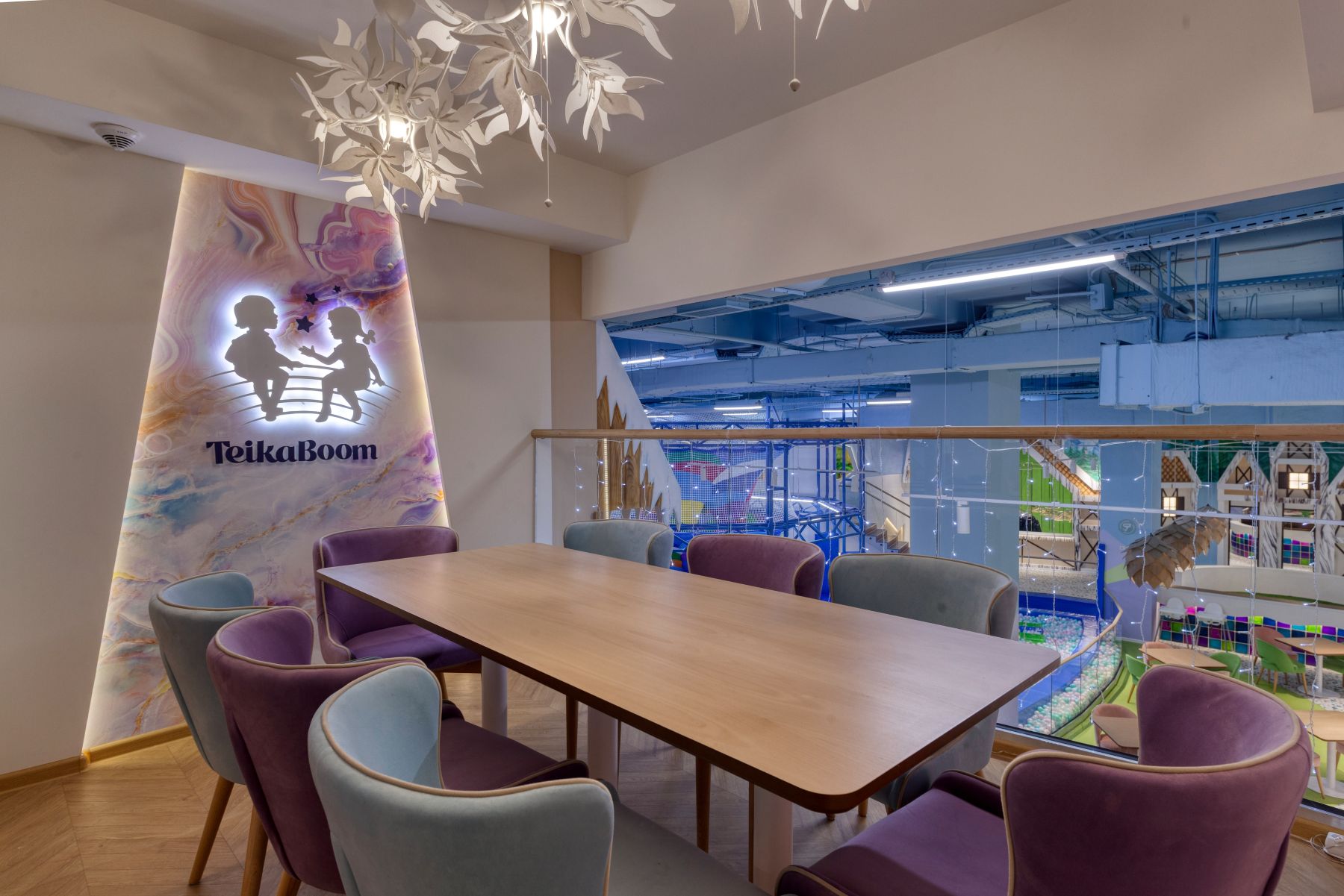 Интерьер семейного ресторана TeikaBoom в ТРЦ Метрополис