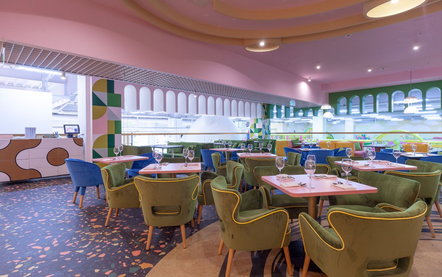 Интерьер ресторана TeikaBoom с игровой зоной