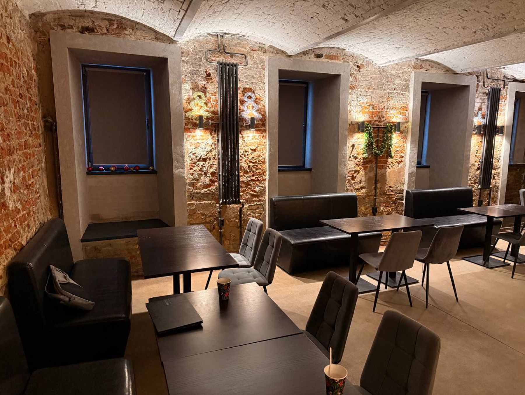 Интерьер конференц-зала с кирпичной кладкой