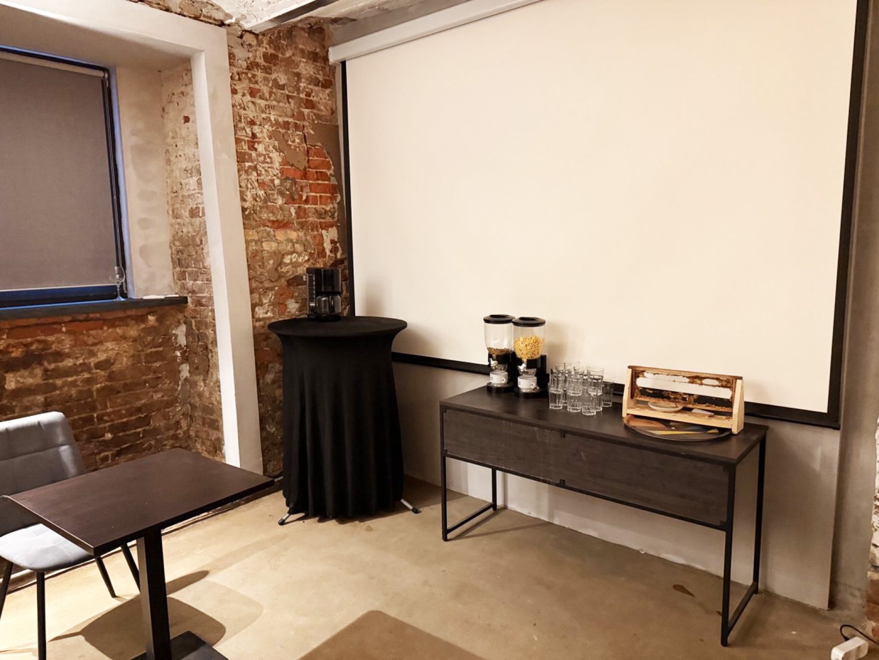 Стилизация зала под старину