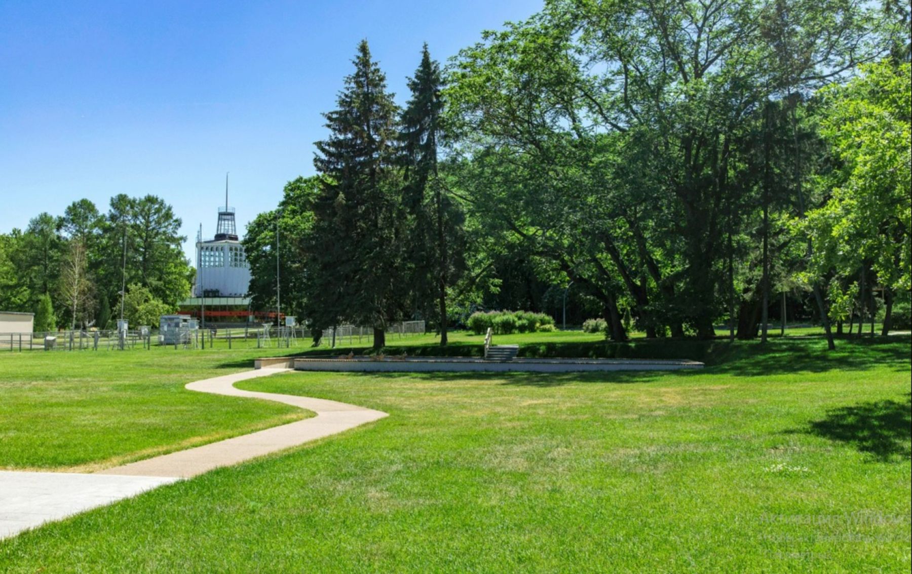 Сквер Латвии на ВДНХ в Москве - вид на площадку
