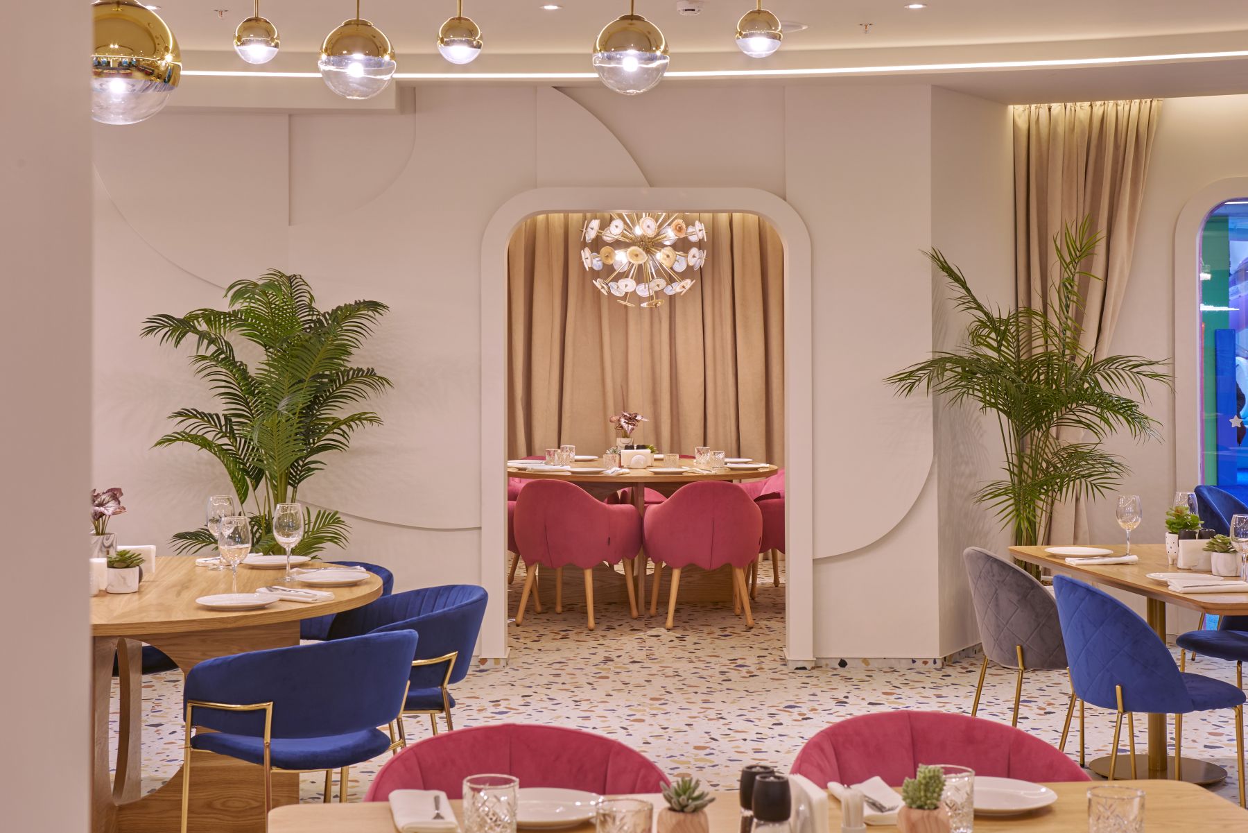 Интерьер ресторана TeikaBoom с дизайнерским декором