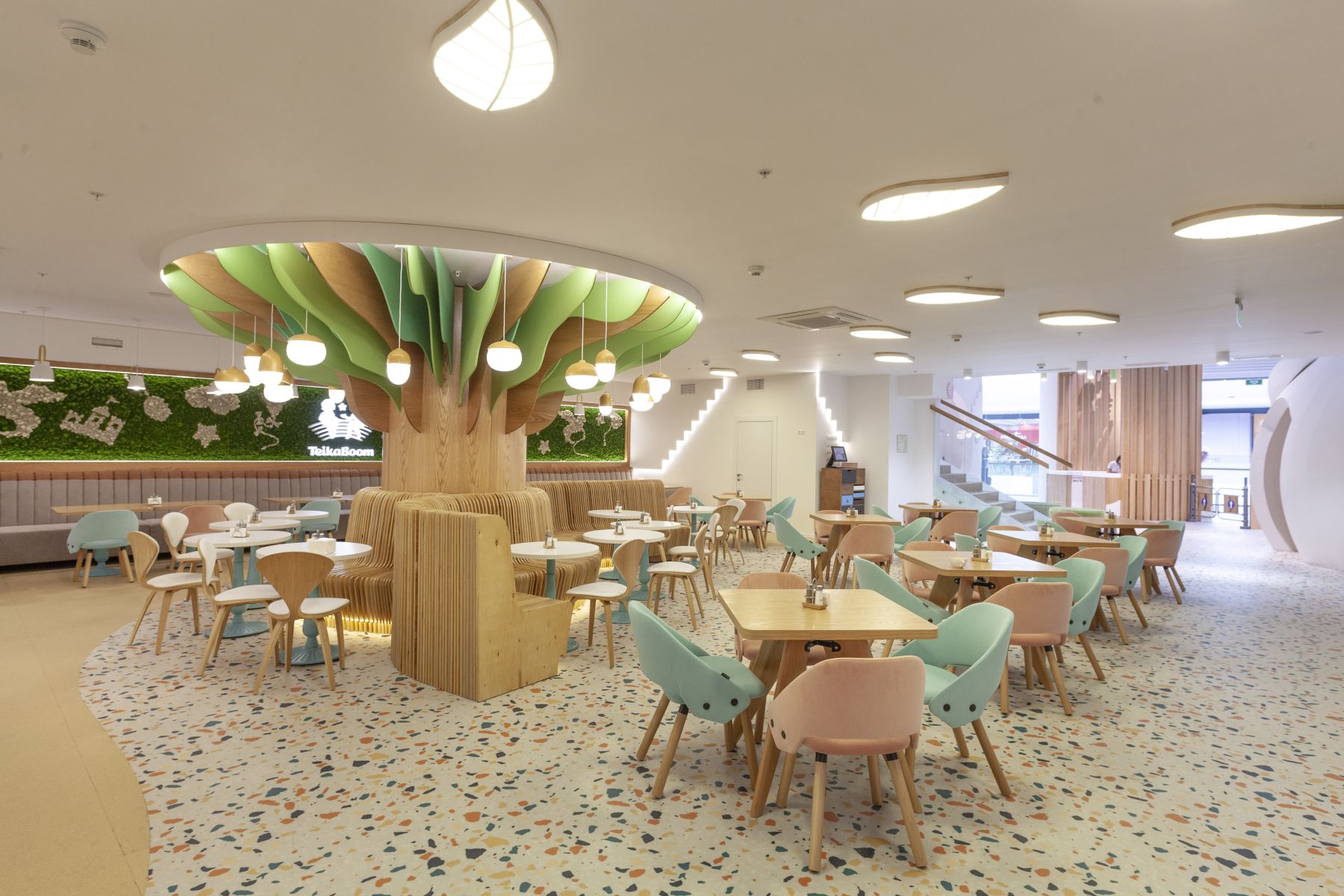 Интерьер парка TeikaBoom с ярким дизайном