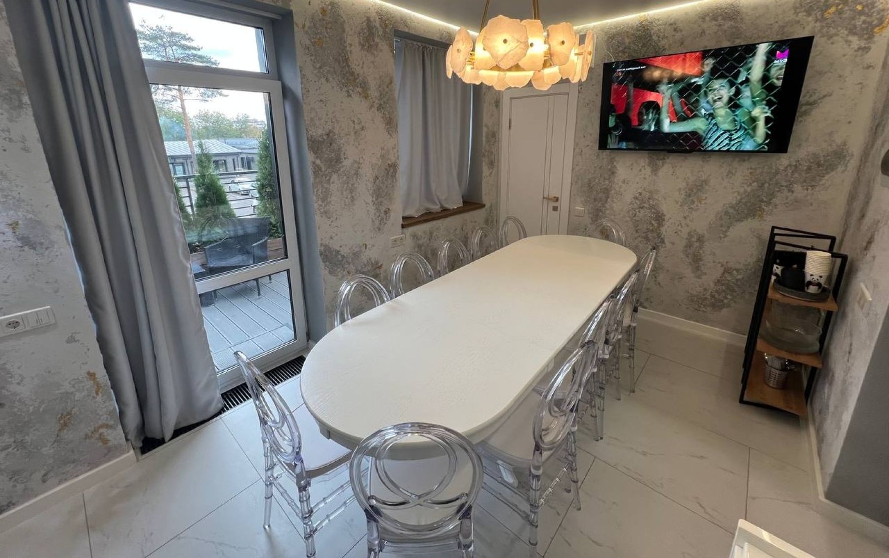 Внутренний вид лофта с дизайнерским освещением