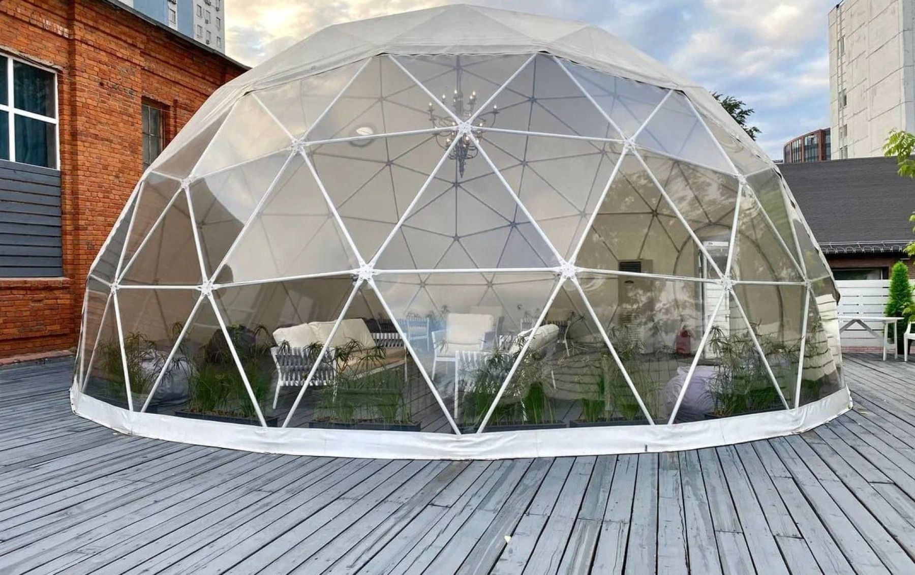 Шатер ROOF в Москве с панорамными окнами