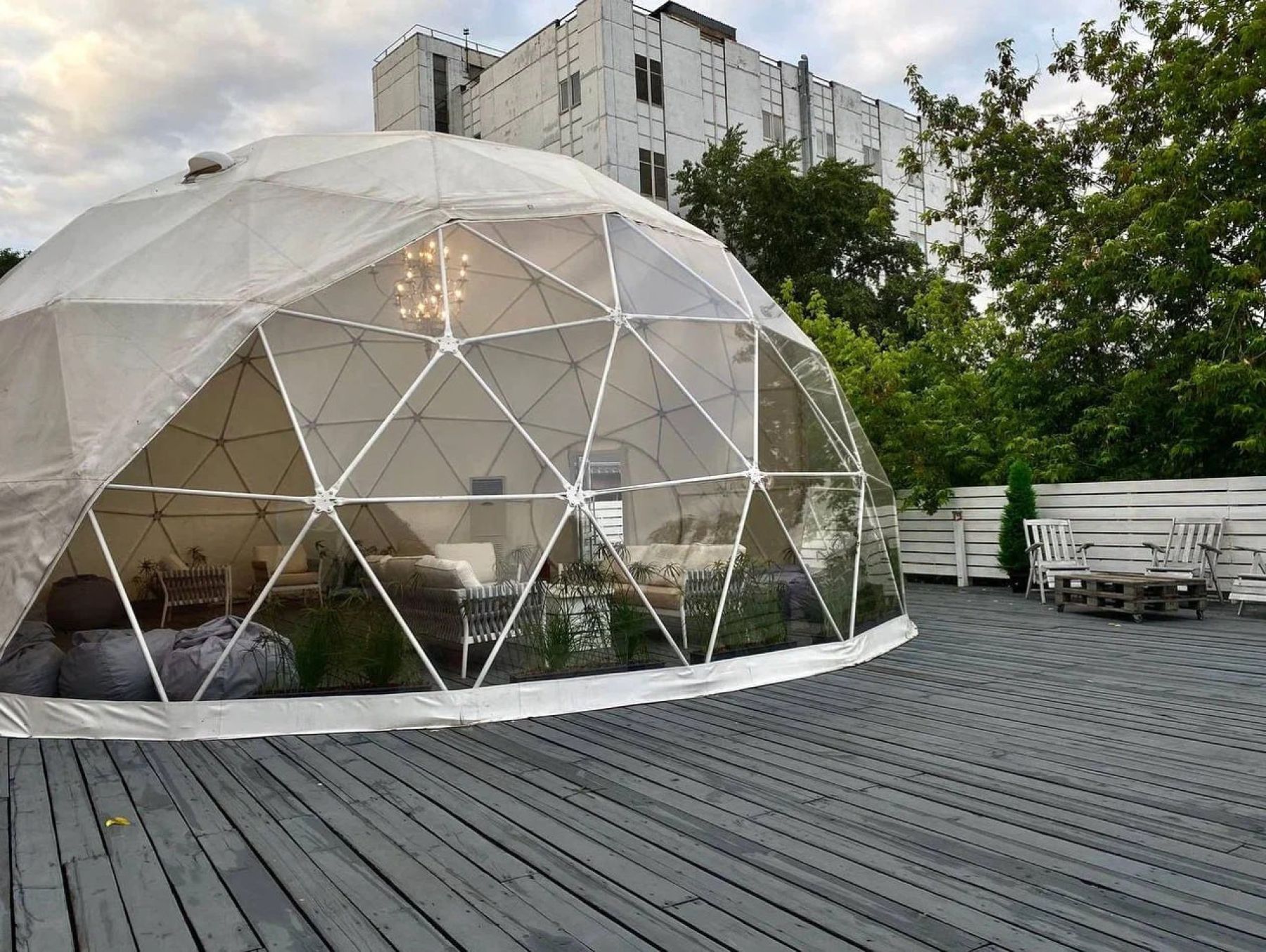 Зона для барбекю в шатре ROOF