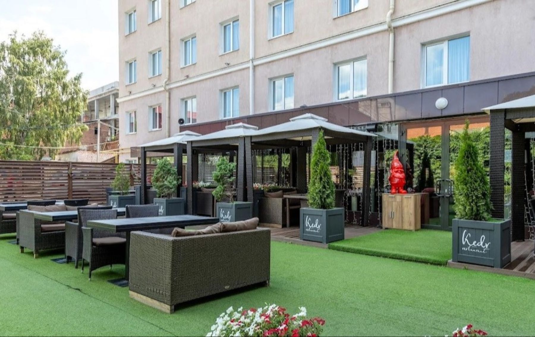 Летняя терраса в Москве с мягкой мебелью