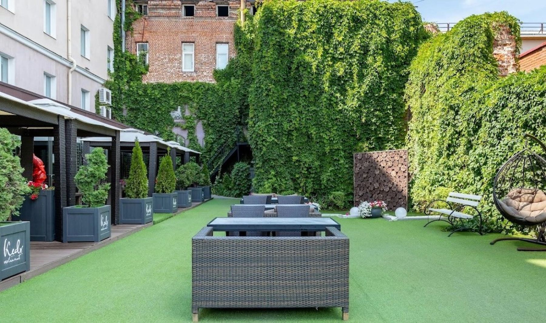 Уютная атмосфера на летней террасе