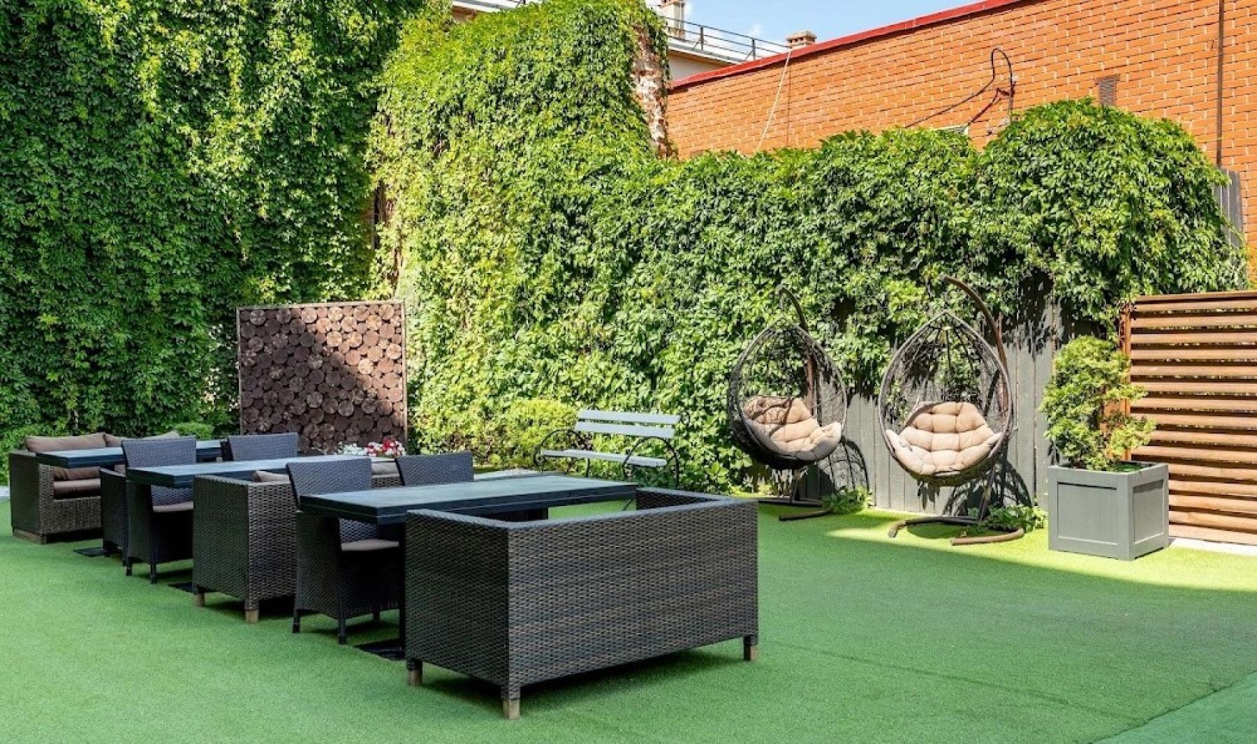 Коктейли и закуски на летней террасе