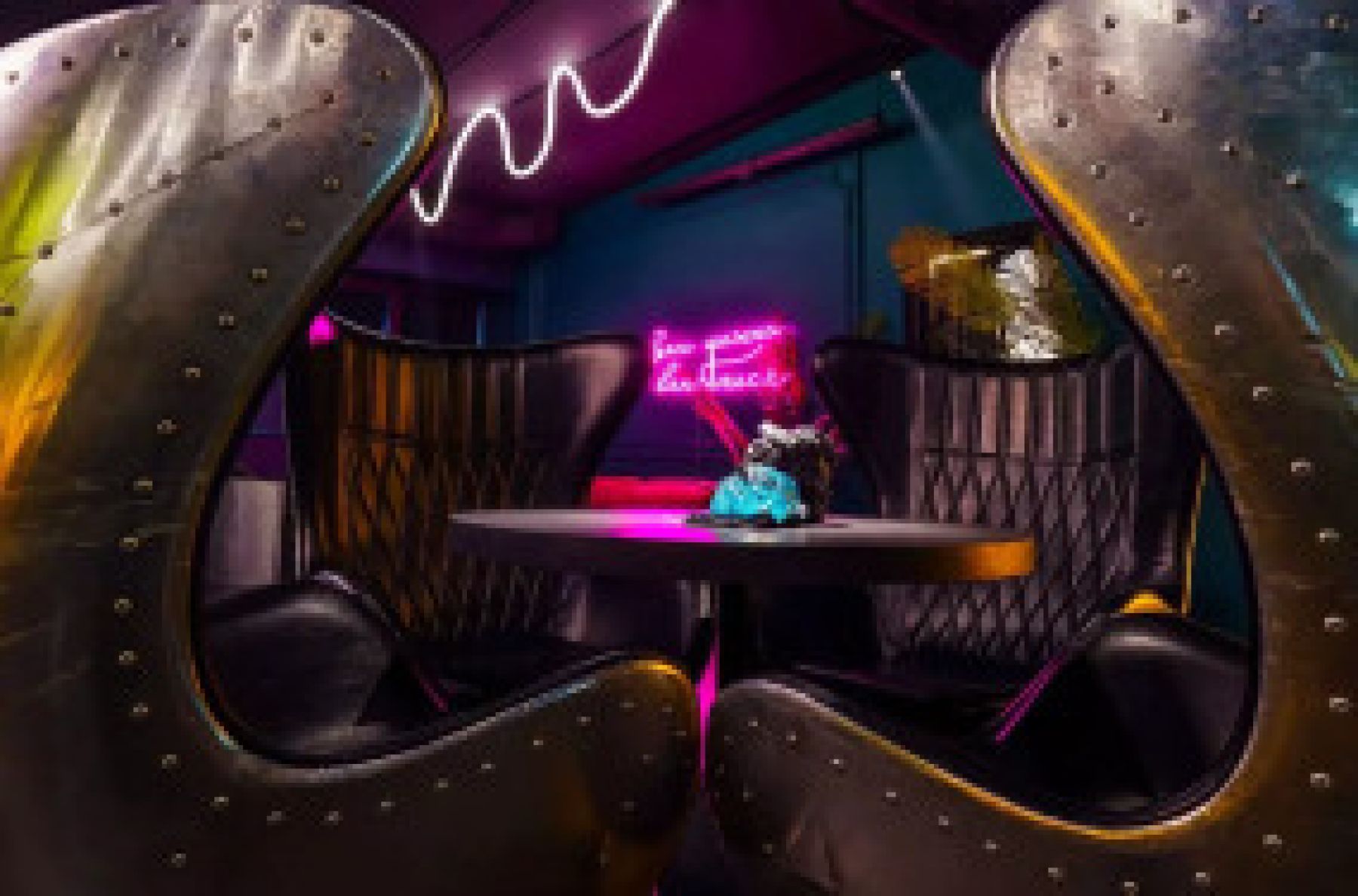 Гостей в лаунж-баре Cactus J