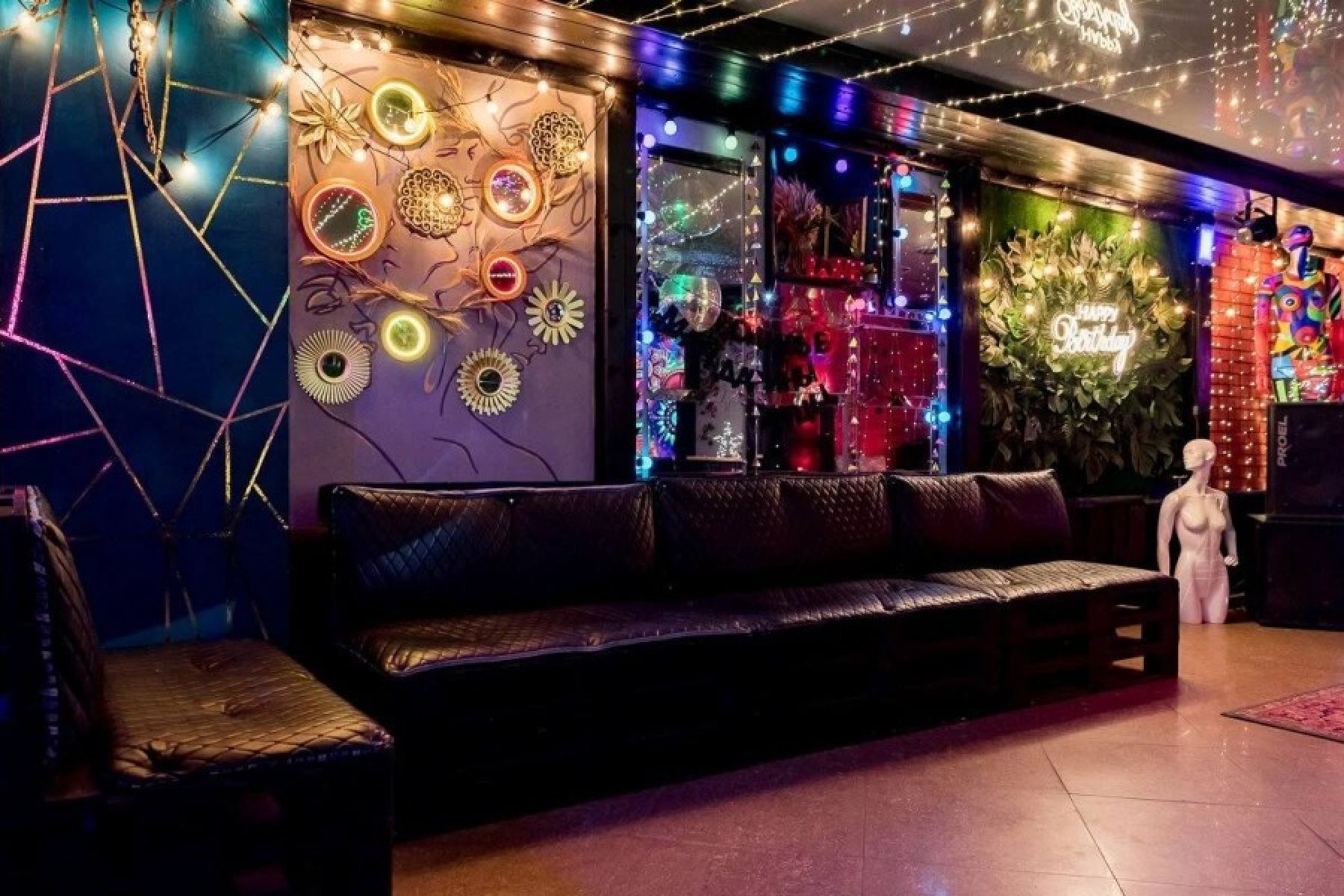 Интерьер NeonLoft с караоке