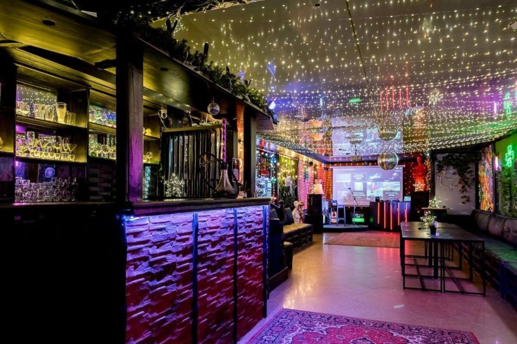 Просторный зал NeonLoft для вечеринок