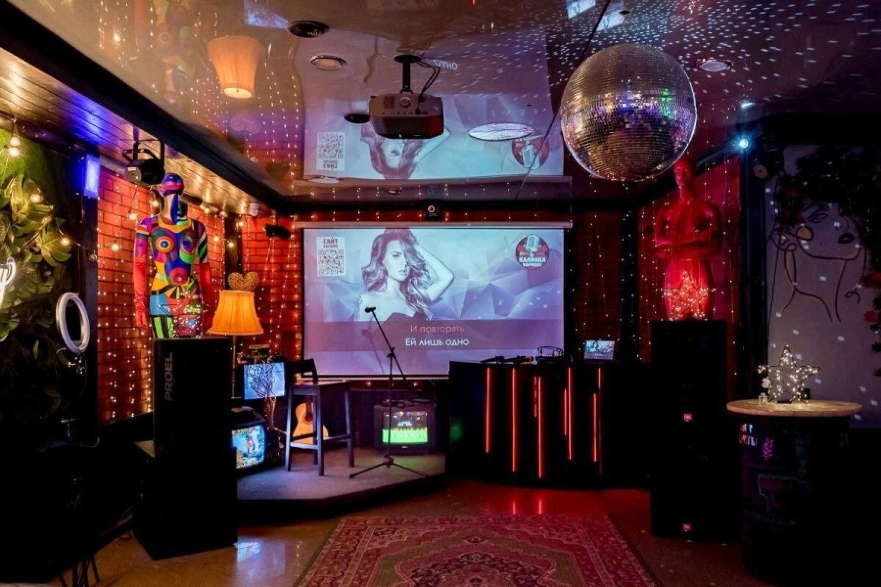 Стильный интерьер лофта NeonLoft