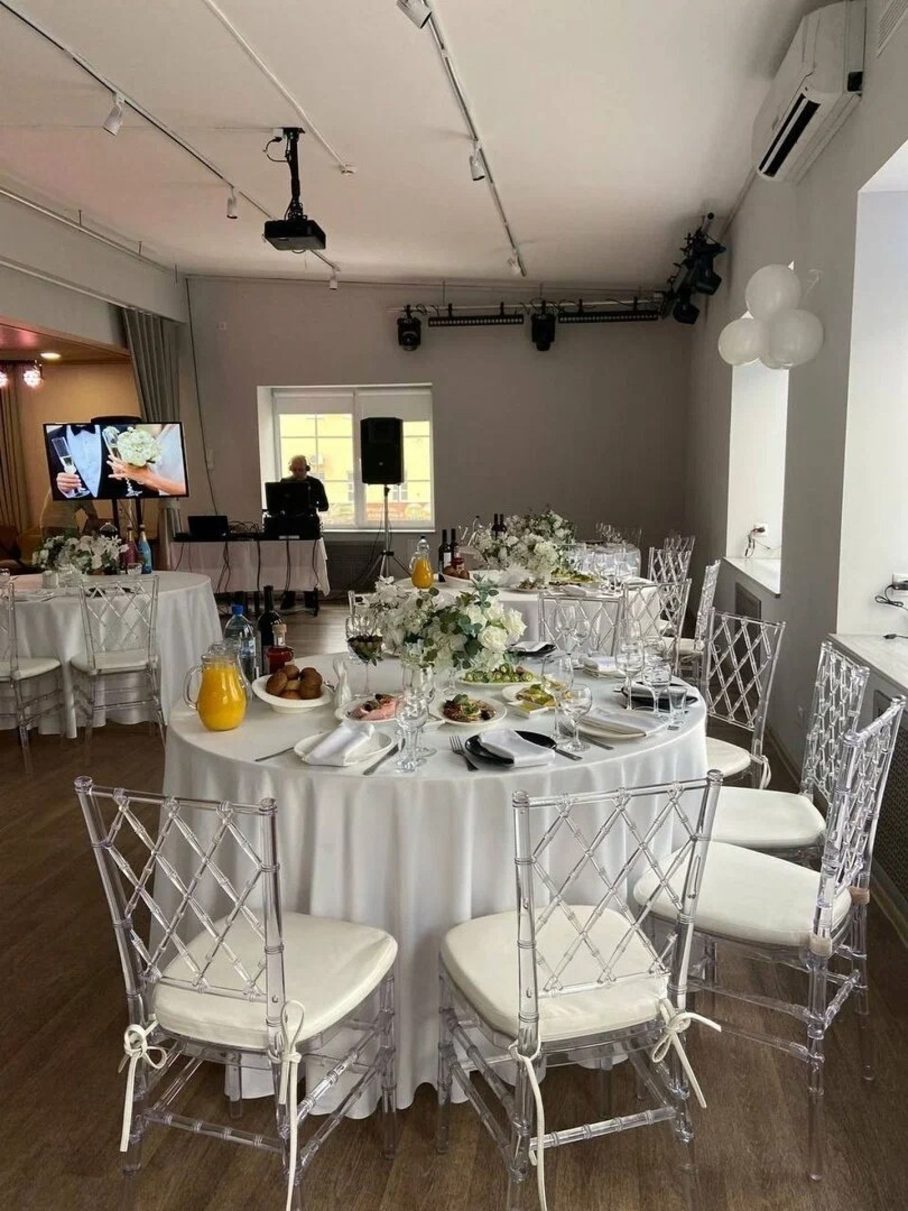 Просторный зал лофта Галерея