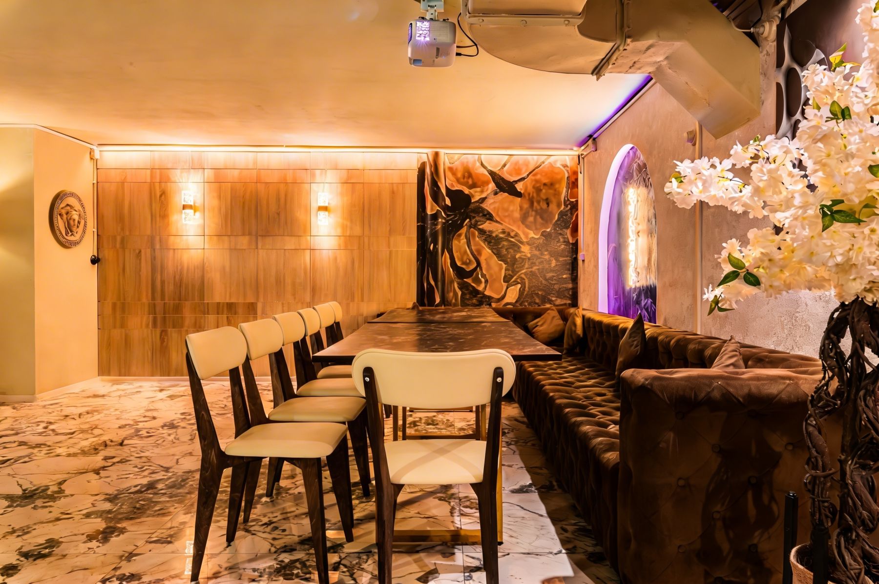 Интерьер лофта с неоновой подсветкой