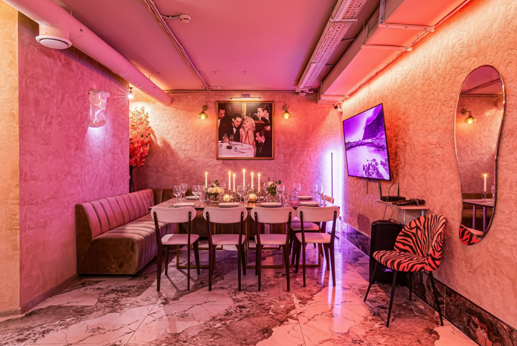 Интерьер лофта с неоновой подсветкой