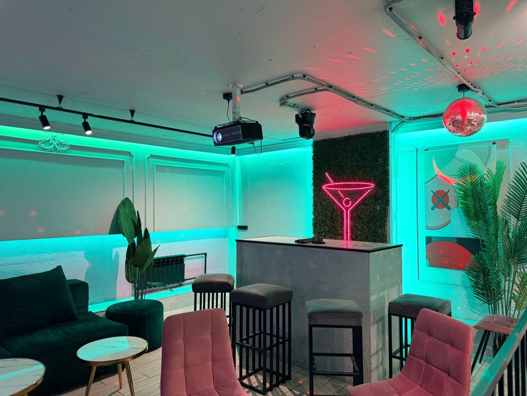 Комфортные зоны для отдыха в лофте COCTAILS