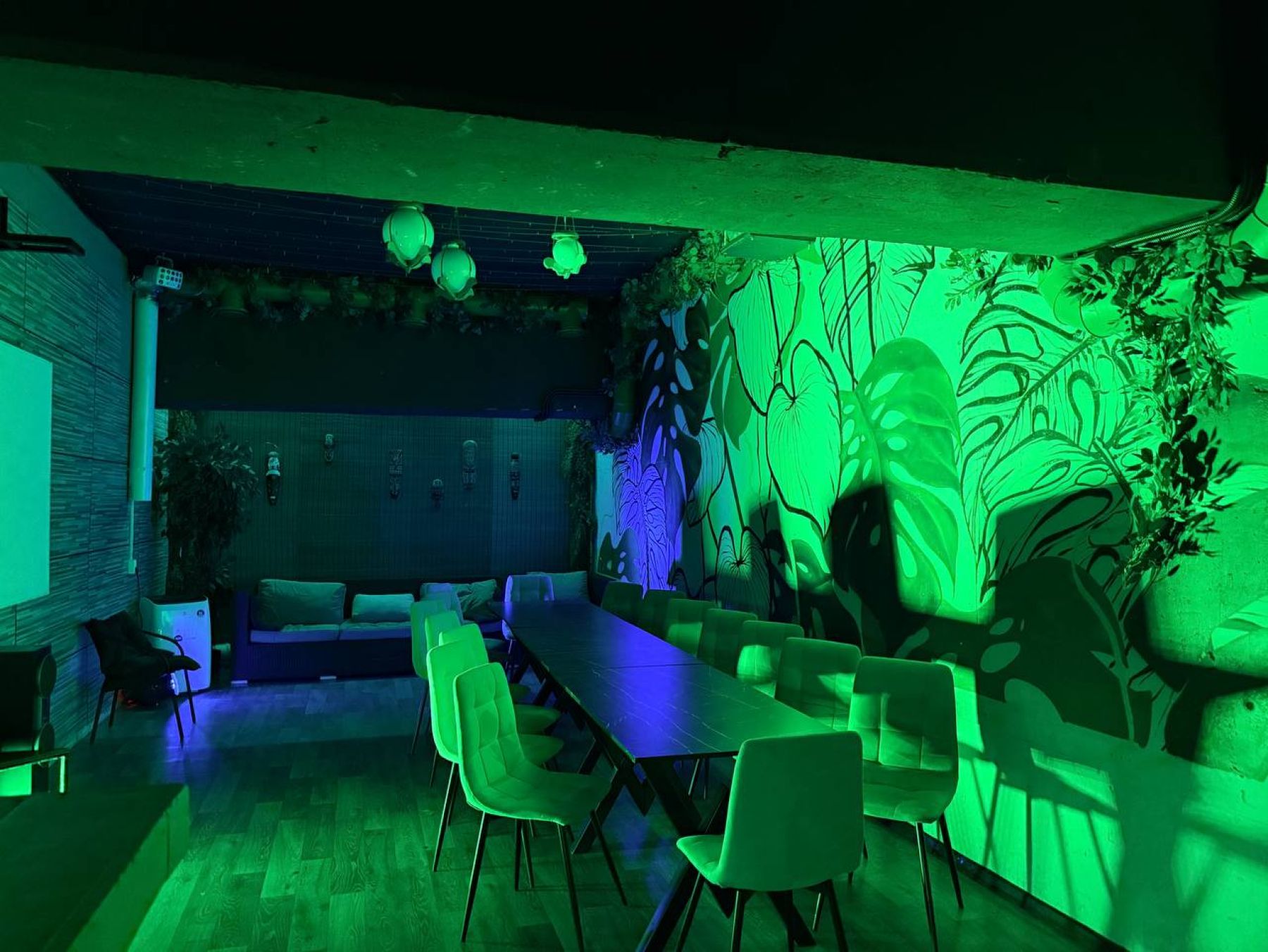 Интерьер лофта TROPIC с неоновым освещением