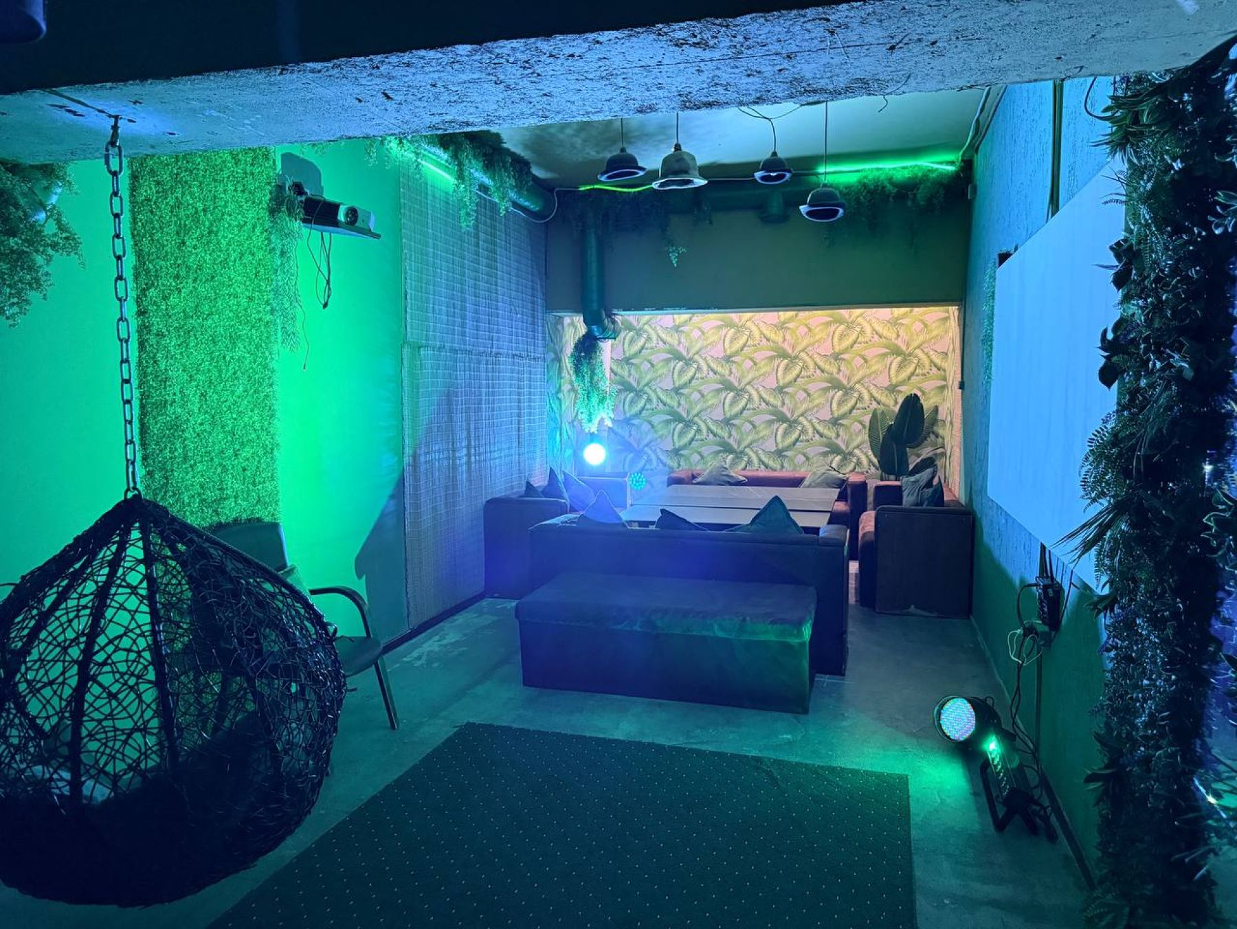 Лофт GREEN - зона для отдыха с неоновым освещением