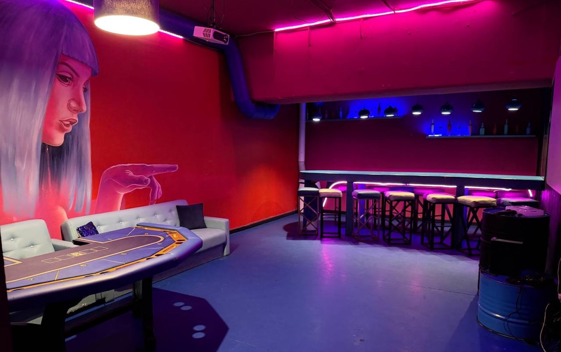 Интерьер неонового лофта NEON LOUNGE